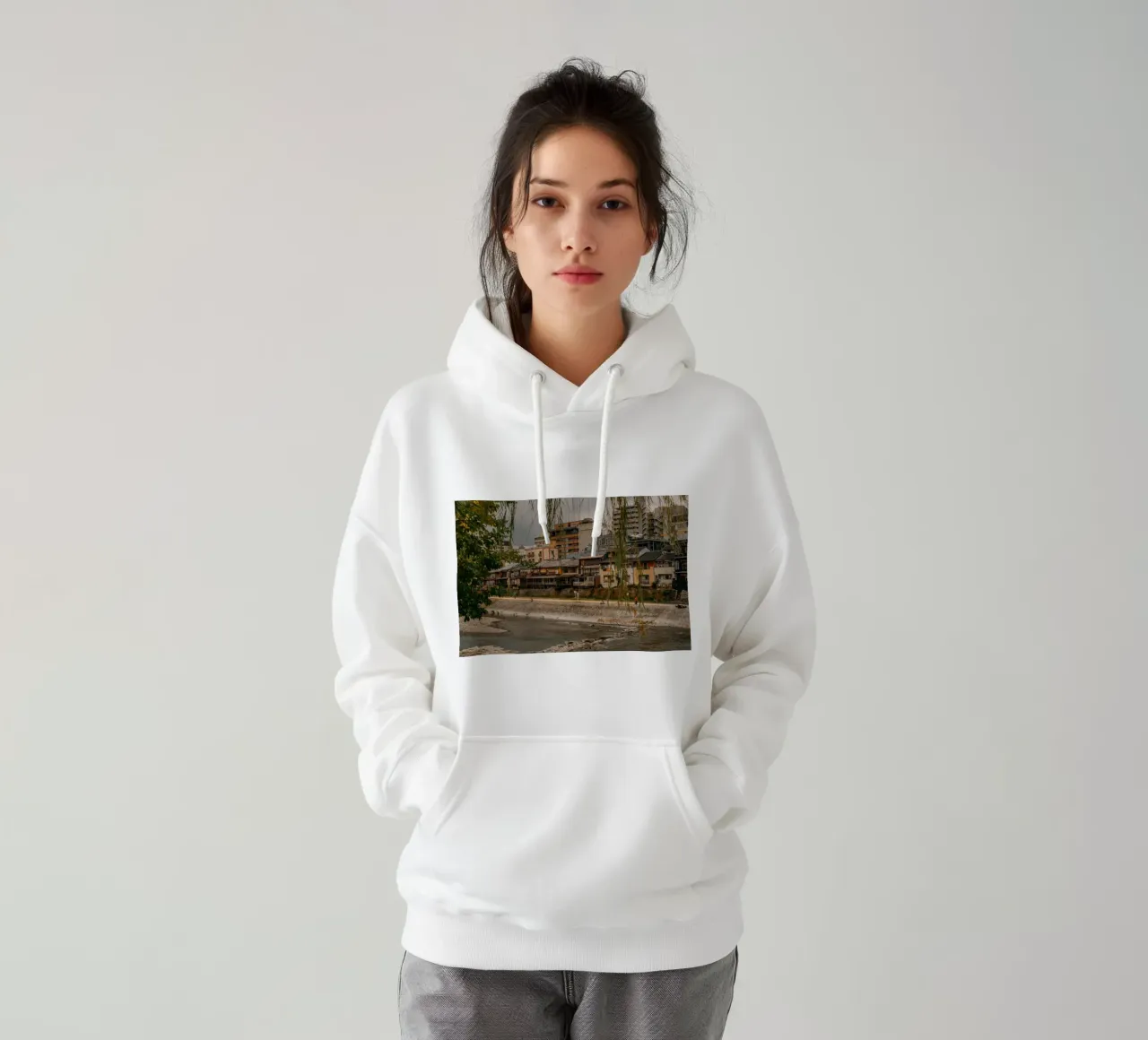 Fiume di Kyoto, Giappone felpa con cappuccio da Marcel Bisig