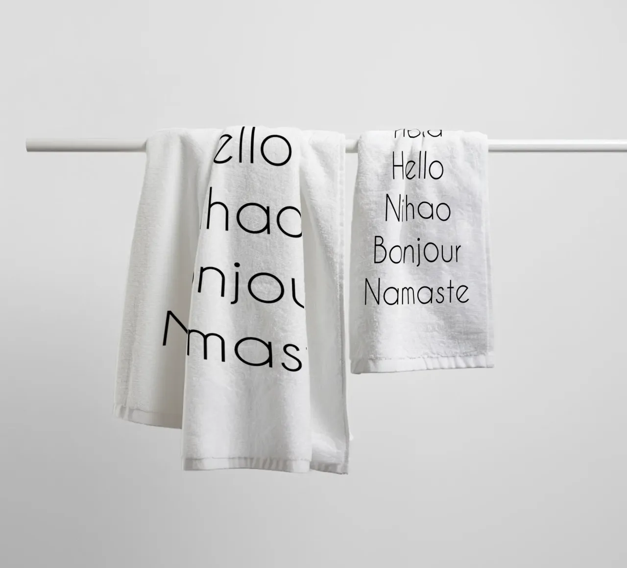 Ciao Hola Hello Nihao Bonjour Namaste asciugamano da bagno da Typo Designs