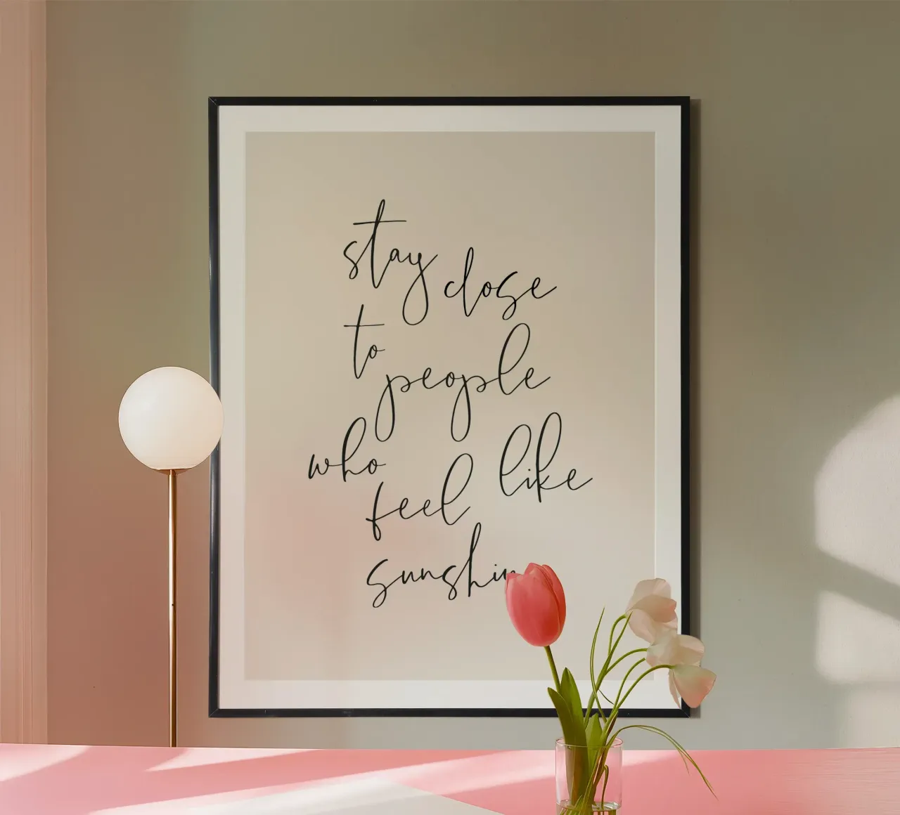 Restez proche des personnes qui vous donnent l'impression d'être un rayon de soleil poster avec cadre en aluminium de Dominique Vari Words