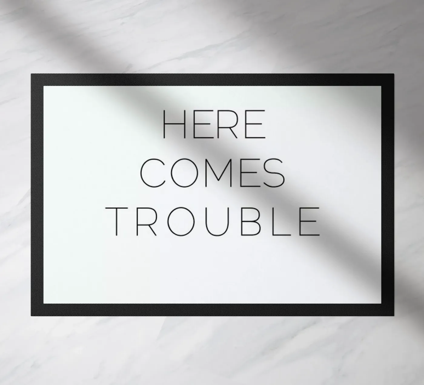 Trouble Fußmatte von Leah Flores
