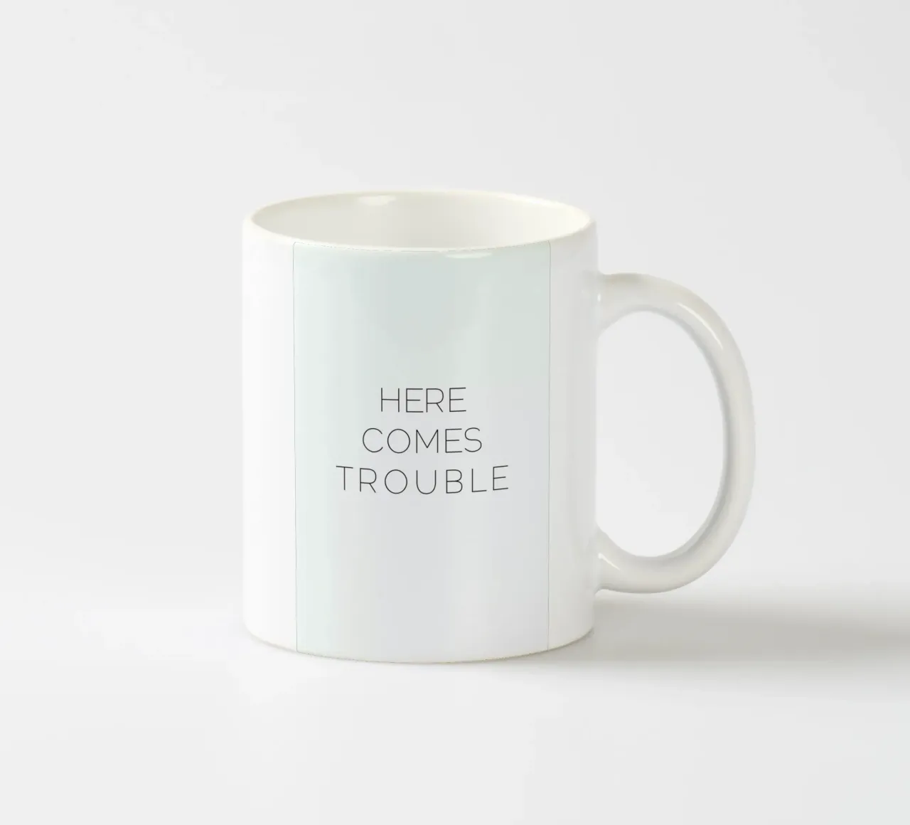 Trouble tazza in ceramica da Leah Flores