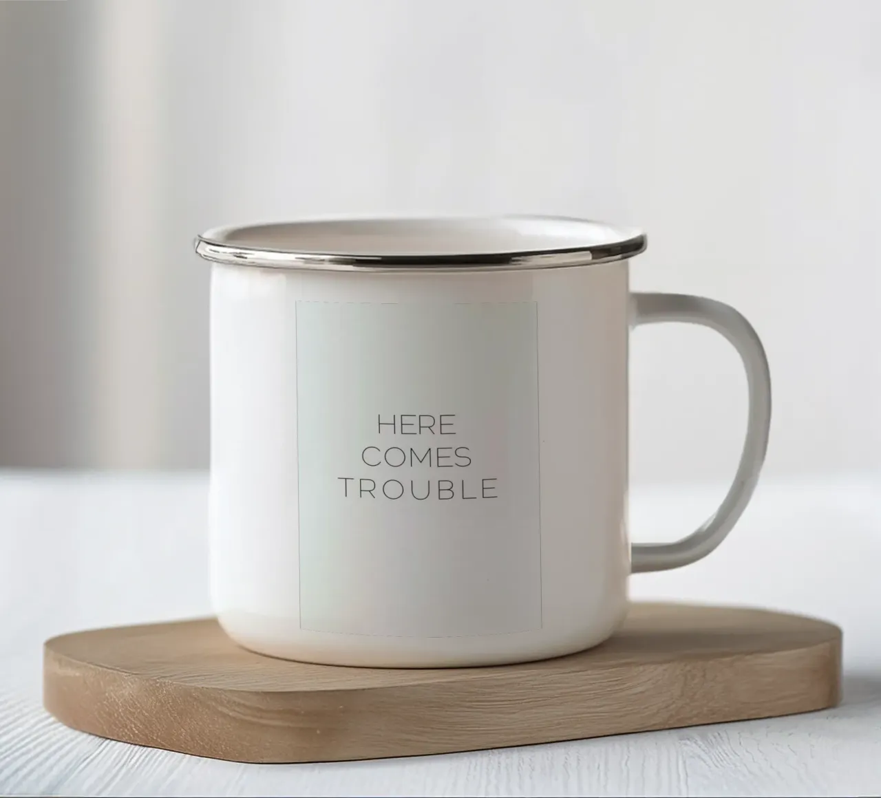 Trouble tazza in smalto da Leah Flores