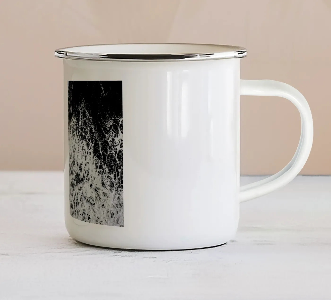 Waves tazza in smalto da Chris Abatzis