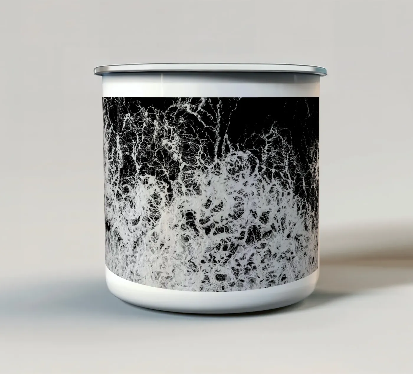 Waves tazza in smalto da Chris Abatzis