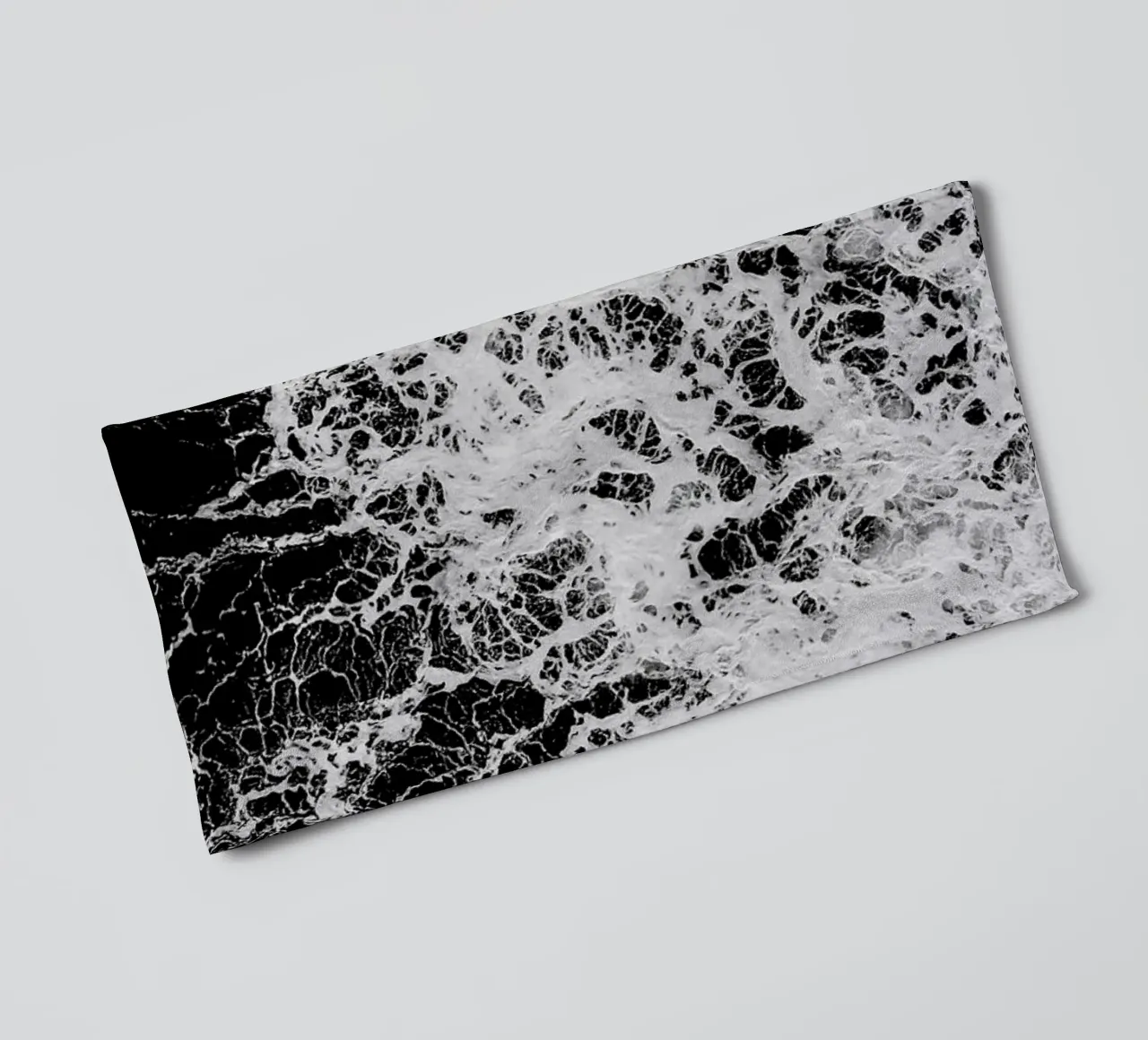 Waves Handtuch von Chris Abatzis