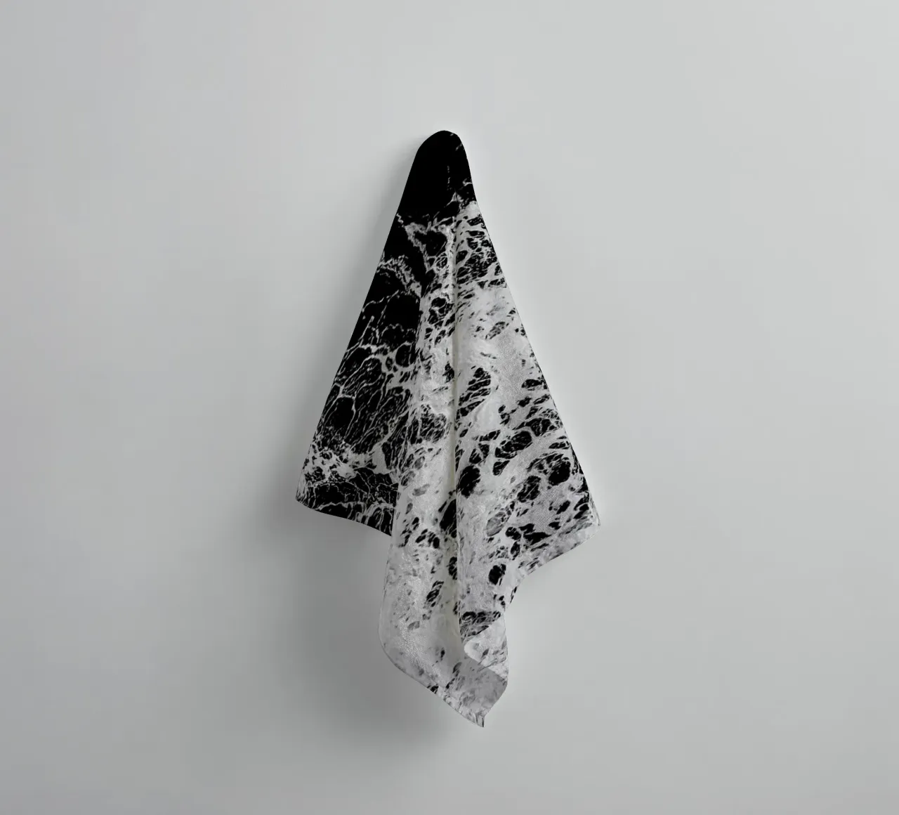 Waves Handtuch von Chris Abatzis