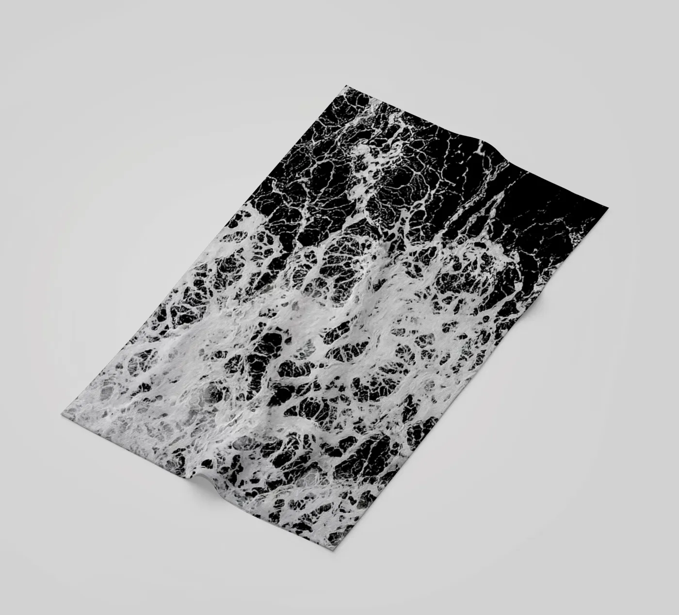 Waves Strandtuch von Chris Abatzis