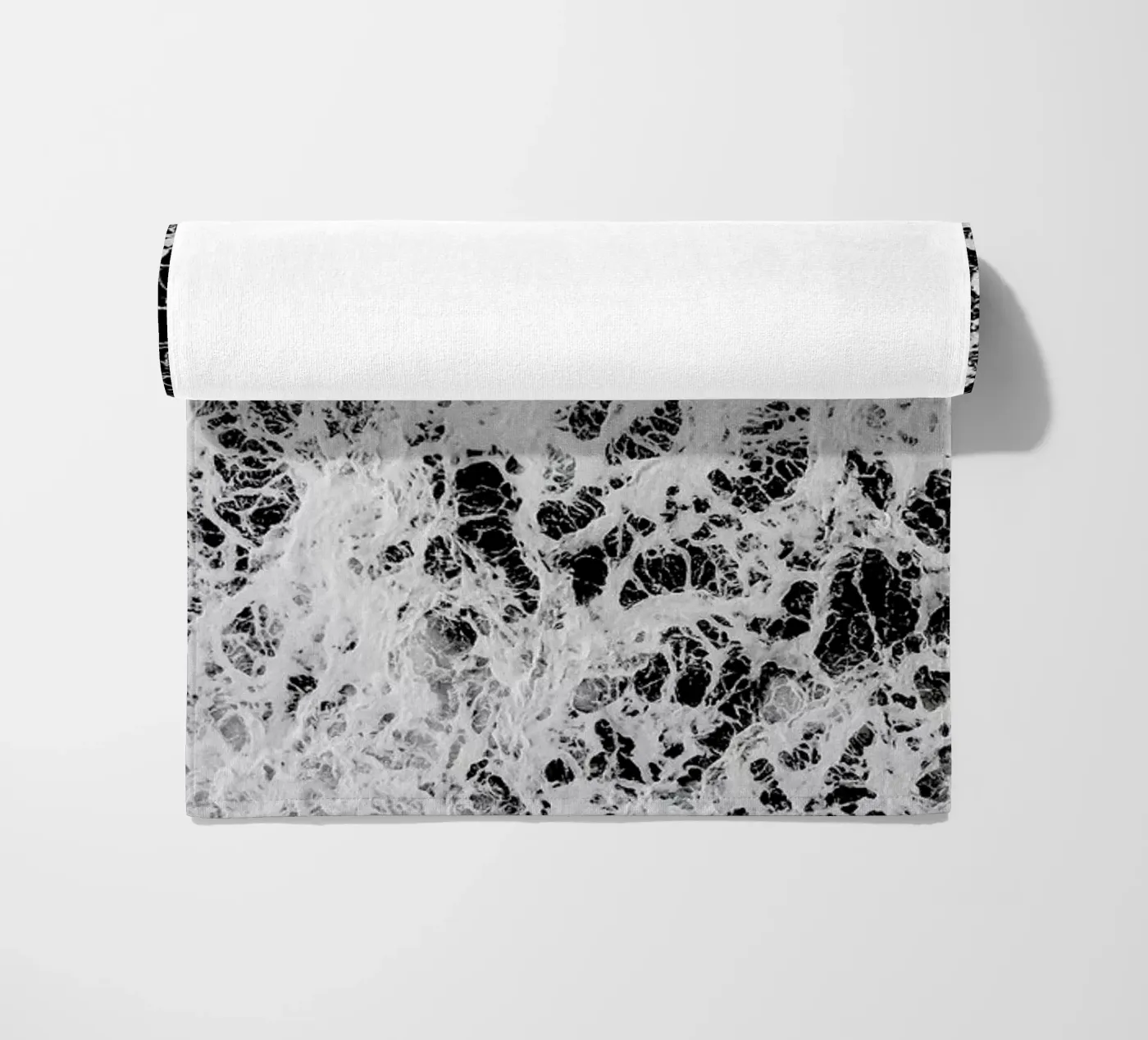 Waves Strandtuch von Chris Abatzis