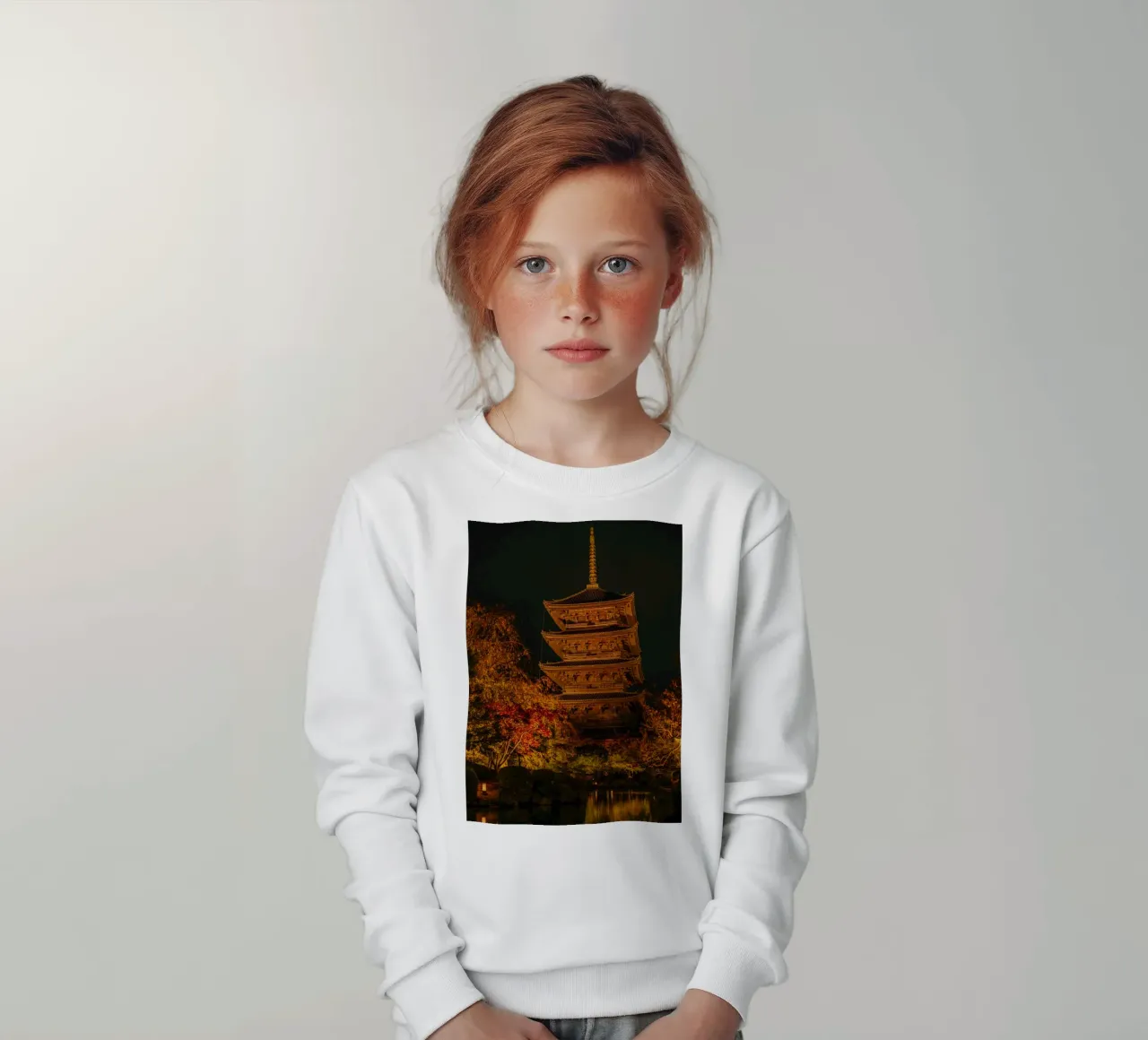 Pagoda giapponese di notte felpa bambino da Marcel Bisig