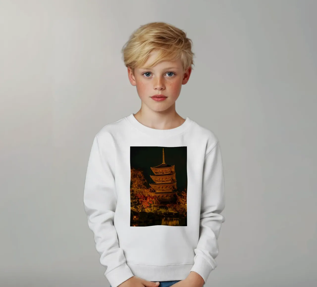 Pagoda giapponese di notte felpa bambino da Marcel Bisig