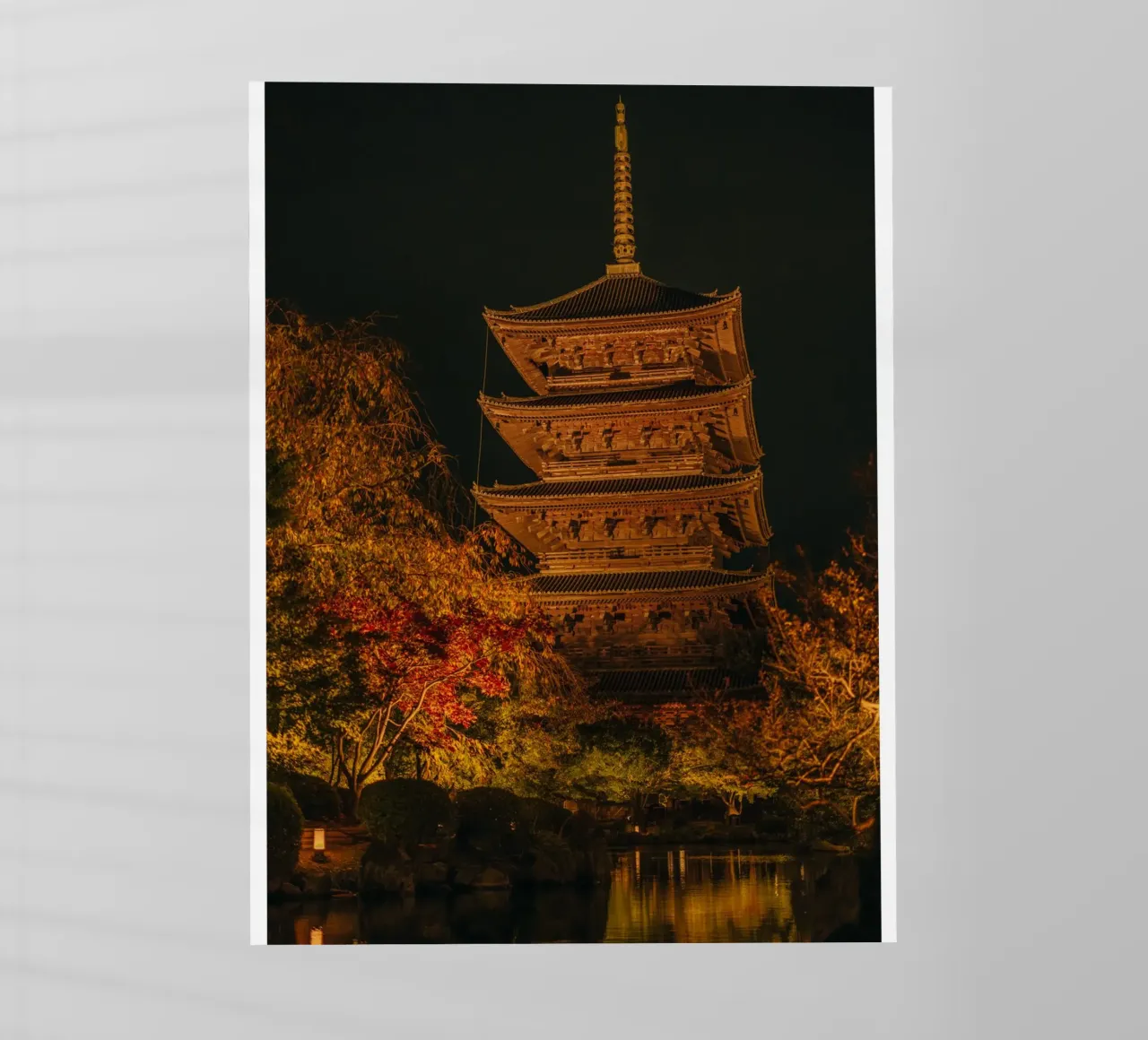 Pagoda giapponese di notte pellicola backlit da Marcel Bisig