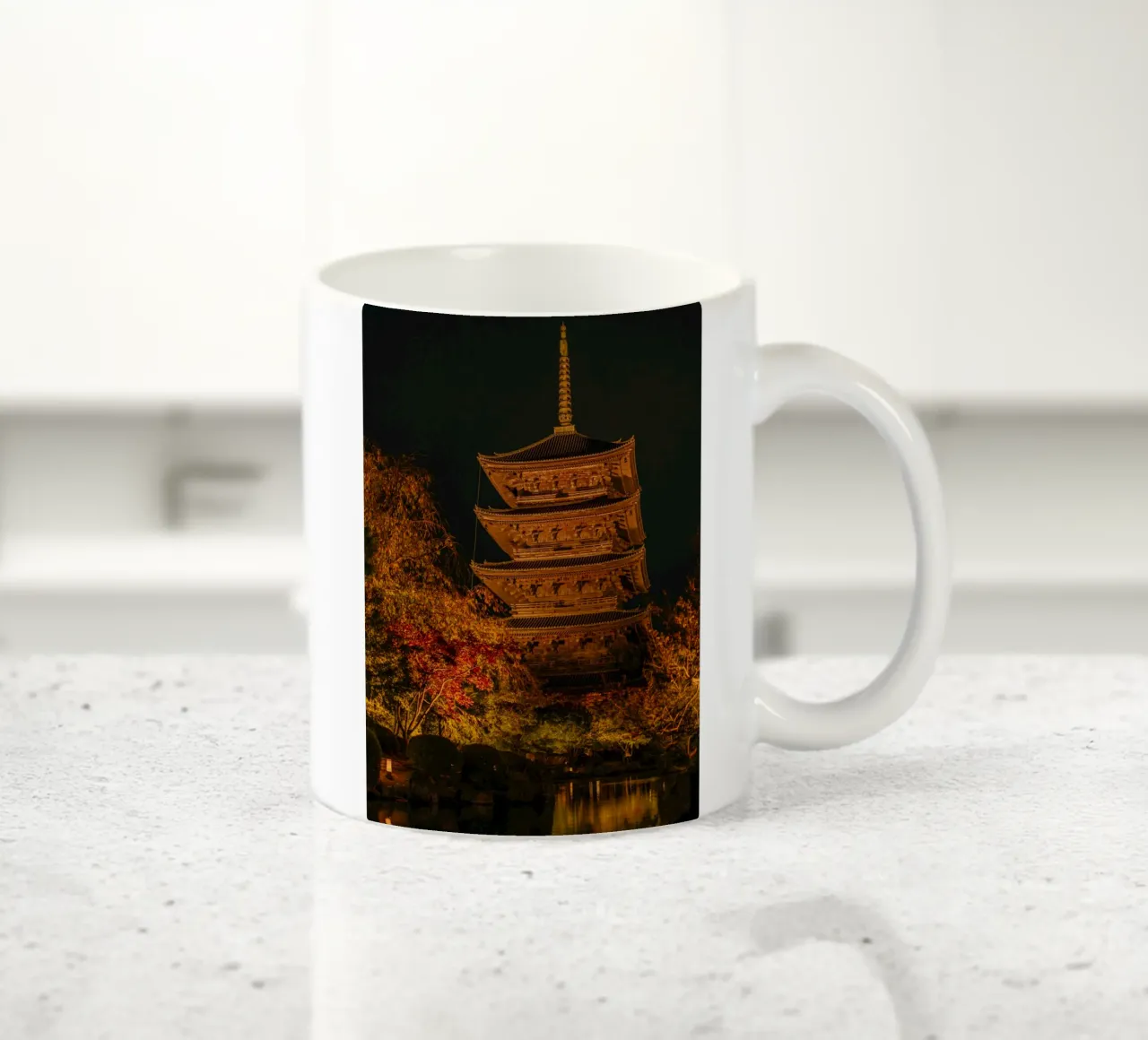 Pagoda giapponese di notte tazza in ceramica da Marcel Bisig