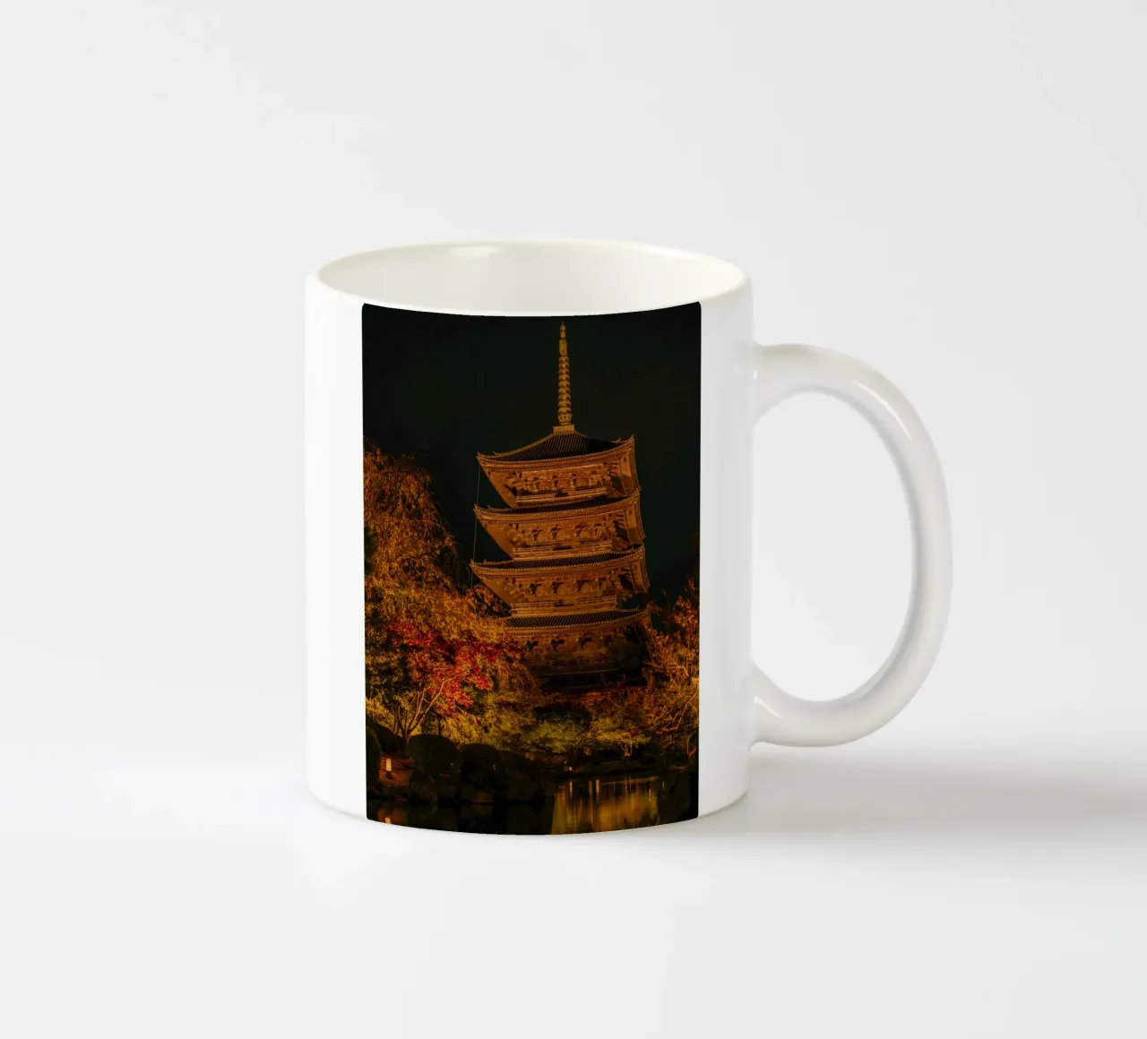Pagoda giapponese di notte tazza in ceramica da Marcel Bisig