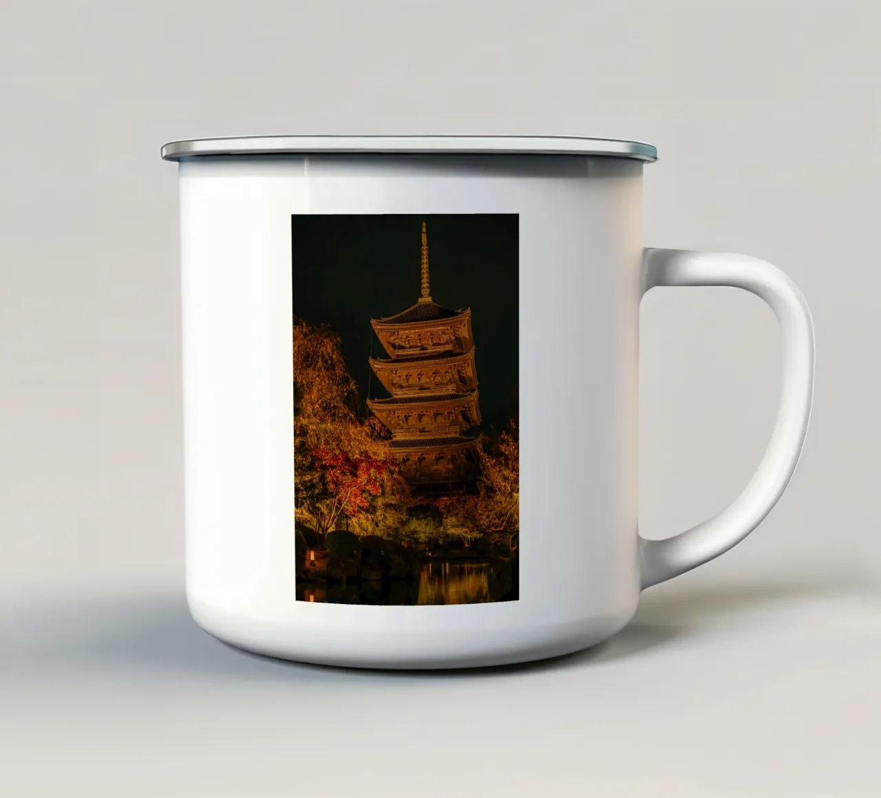 Pagoda giapponese di notte tazza in smalto da Marcel Bisig