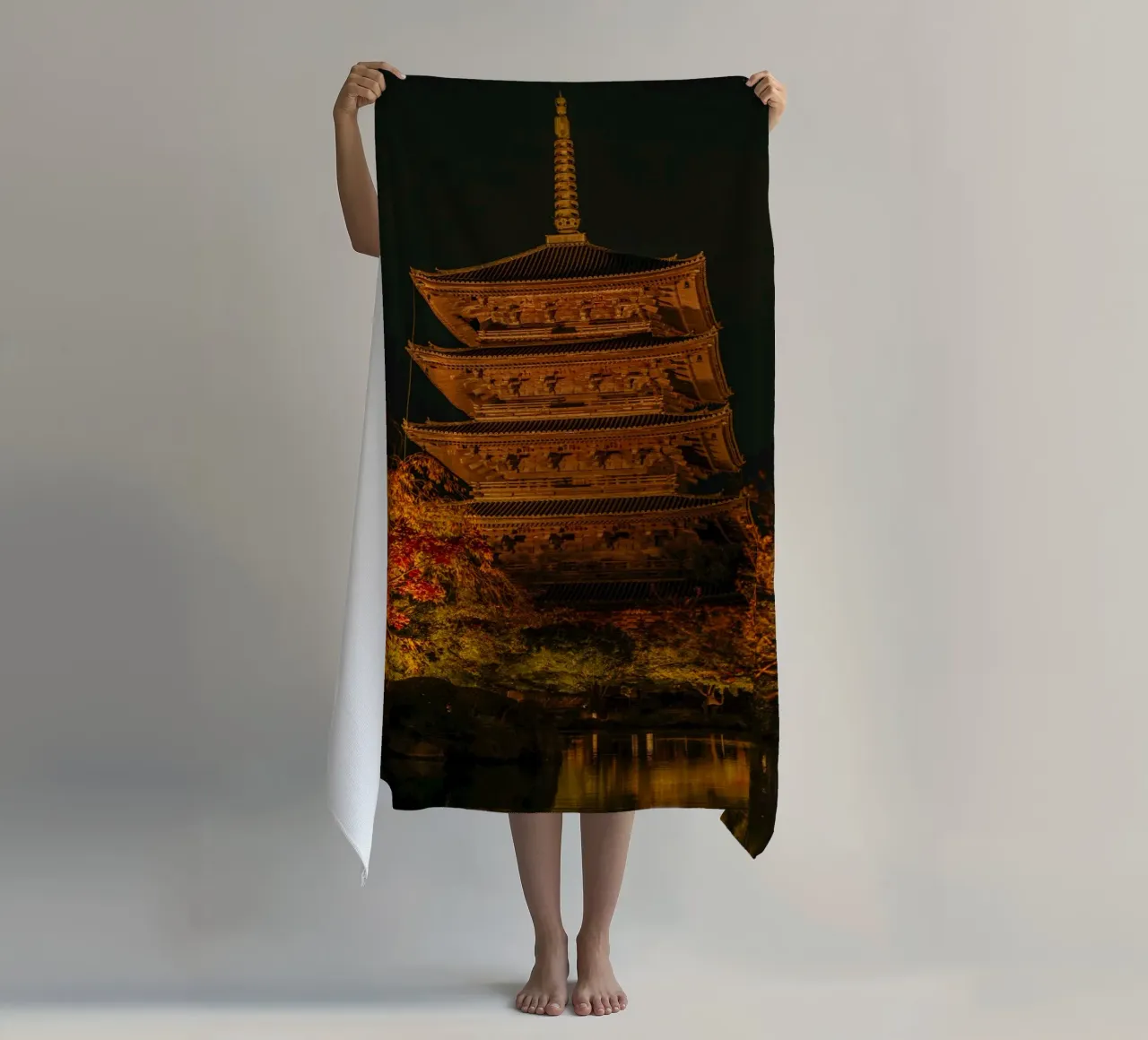 Pagoda giapponese di notte telo mare da Marcel Bisig