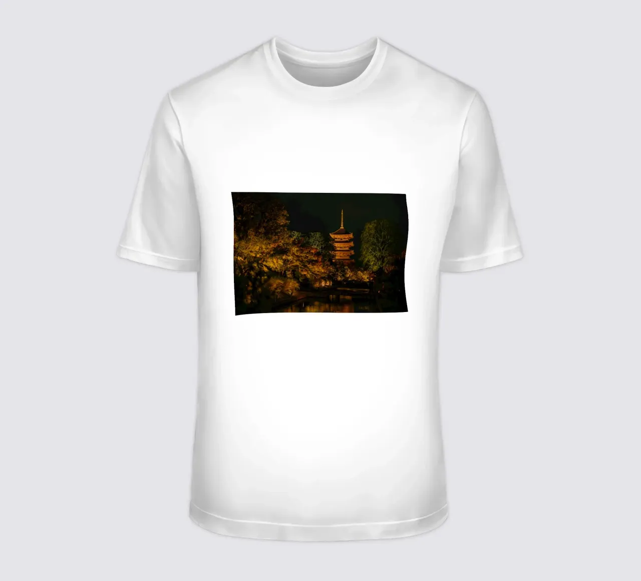Pagoda giapponese di notte t-shirt da Marcel Bisig
