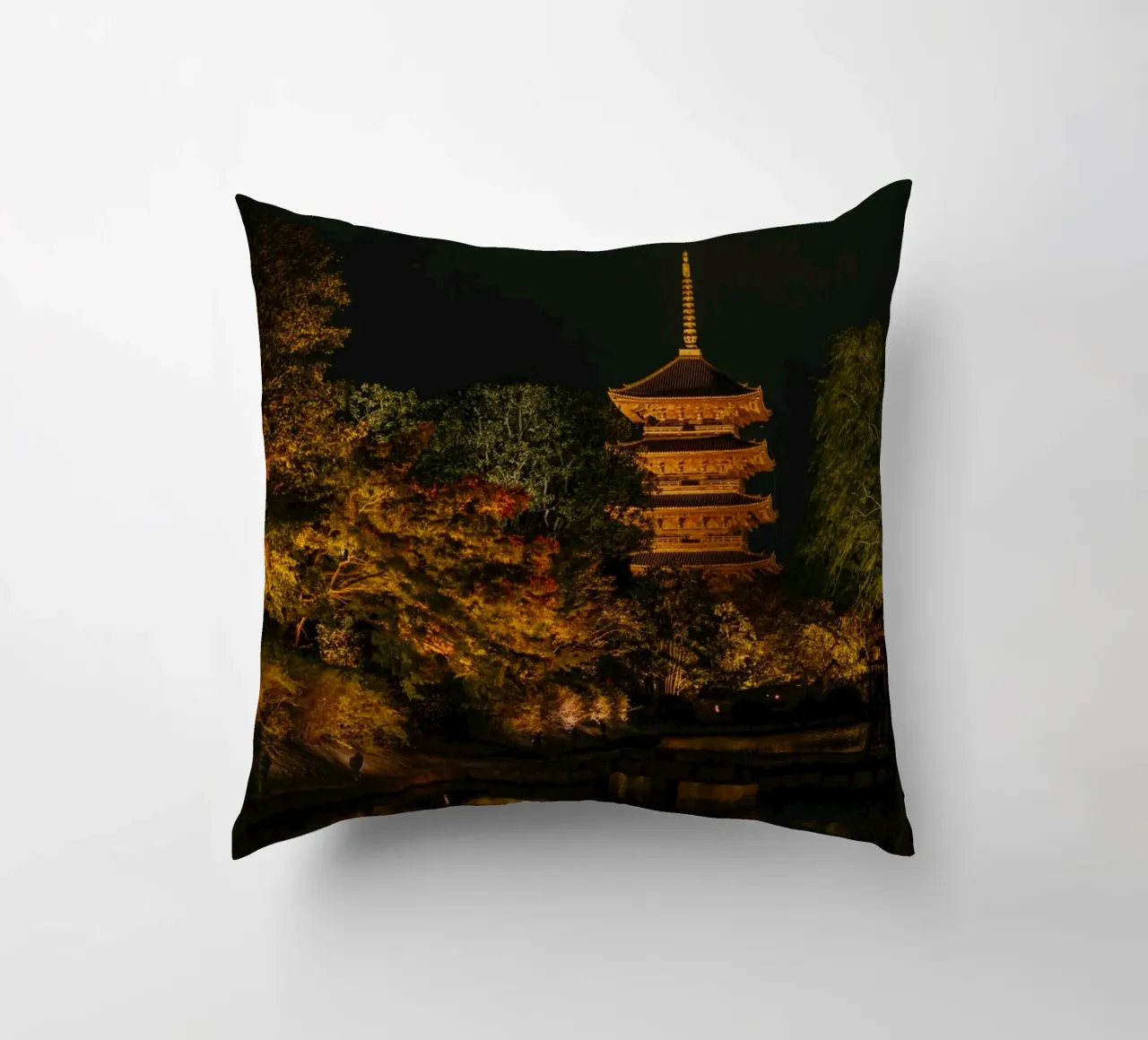 Pagoda giapponese di notte cuscino da Marcel Bisig