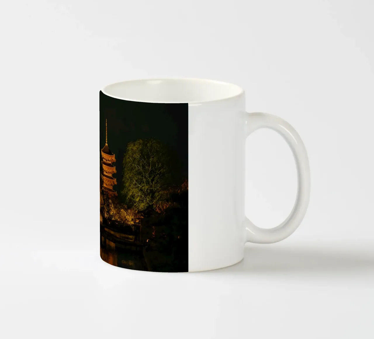 Pagoda giapponese di notte tazza in ceramica da Marcel Bisig