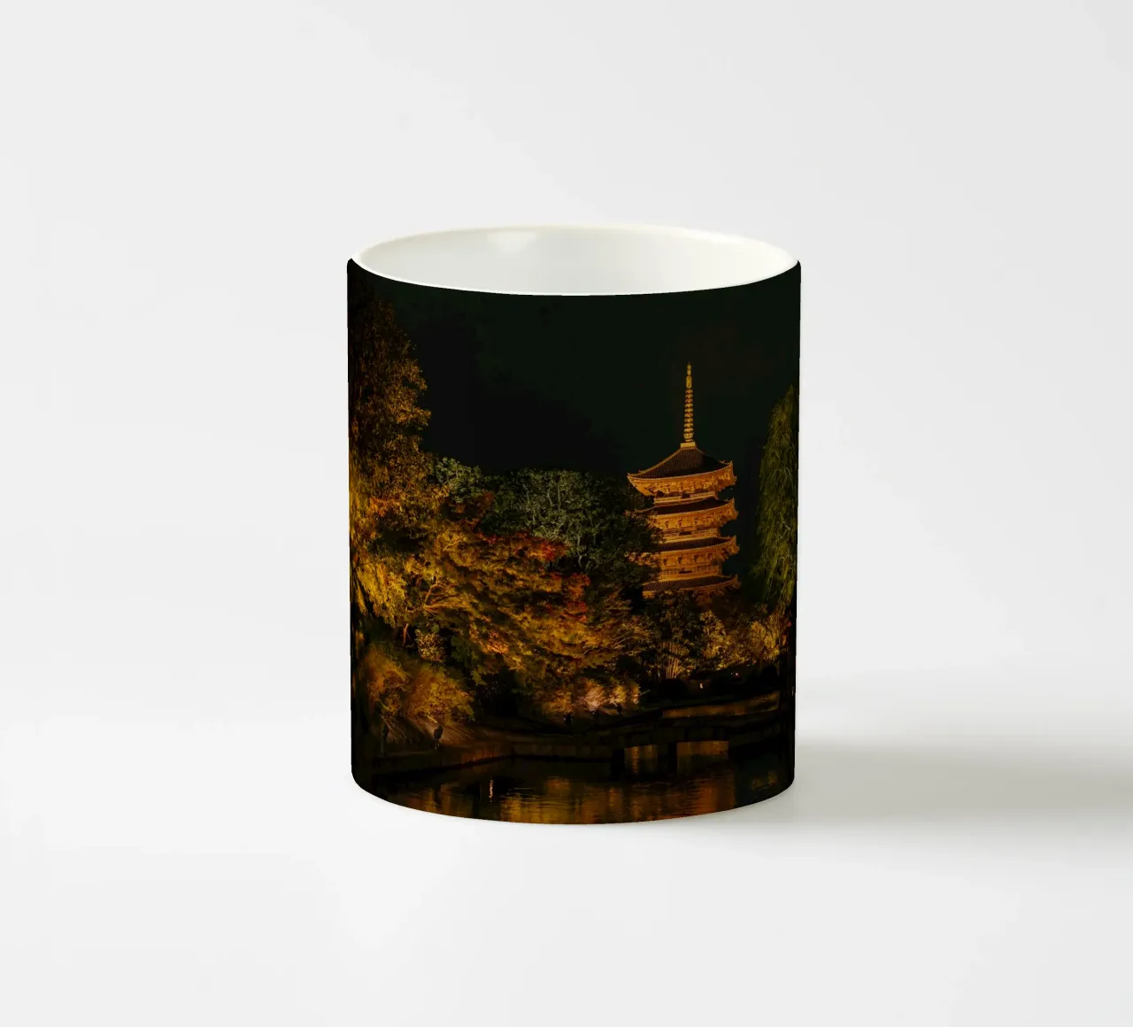 Pagoda giapponese di notte tazza in ceramica da Marcel Bisig