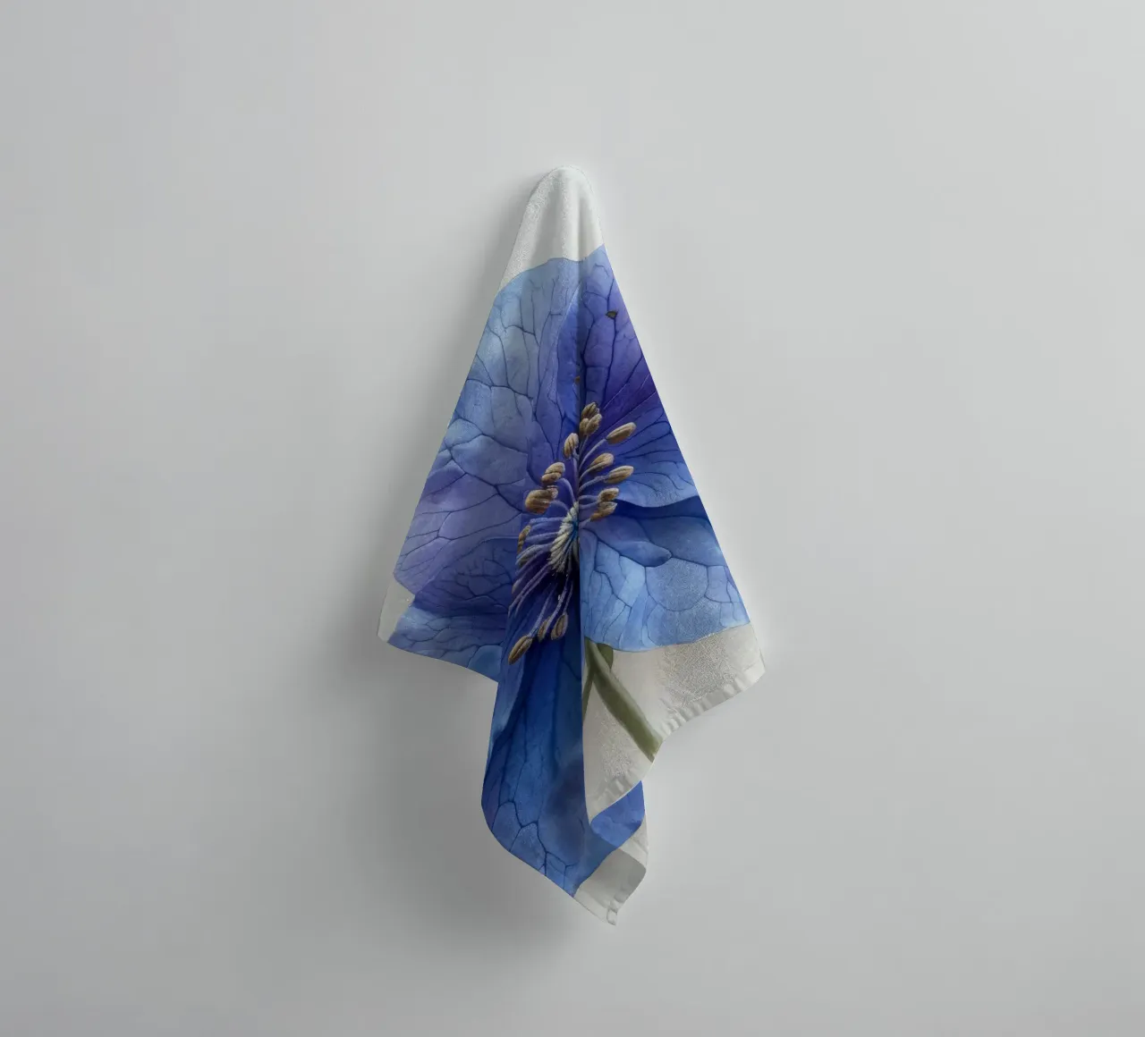 Fiore di Monkshood 1 asciugamano da bagno da Bold Blooms