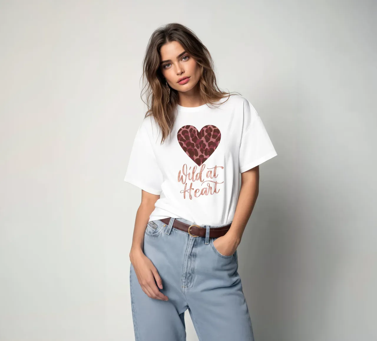 Leoparden-Print. Espresso-Rosé con Oro. Corazón salvaje. camiseta de CalliLetters