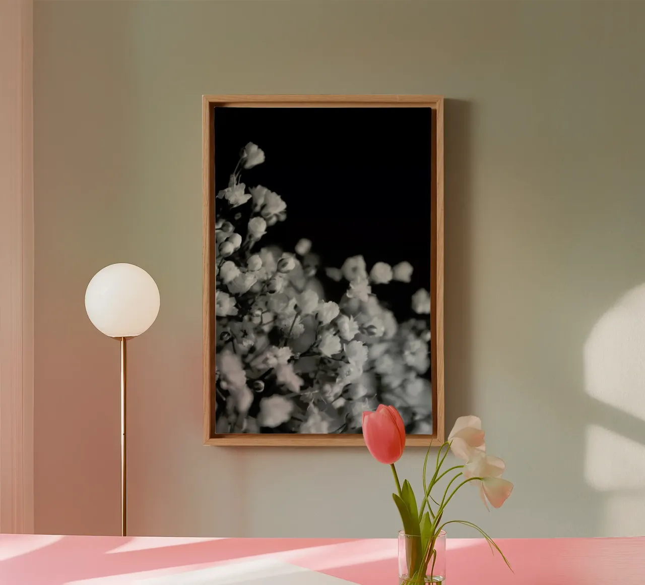 Bloom I tela con Cornice a cassetta da Victoria Frost