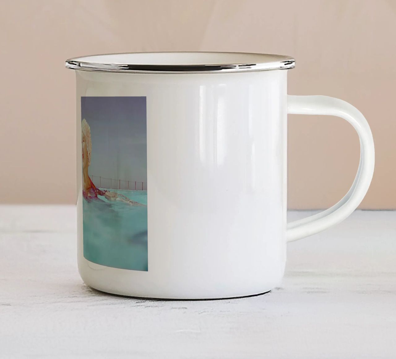 Kewpie 2 tazza in smalto da Julian Wolkenstein