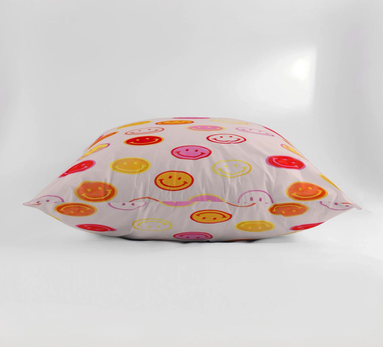 Smiling face colorful pattern in pink cuscino da showmemars