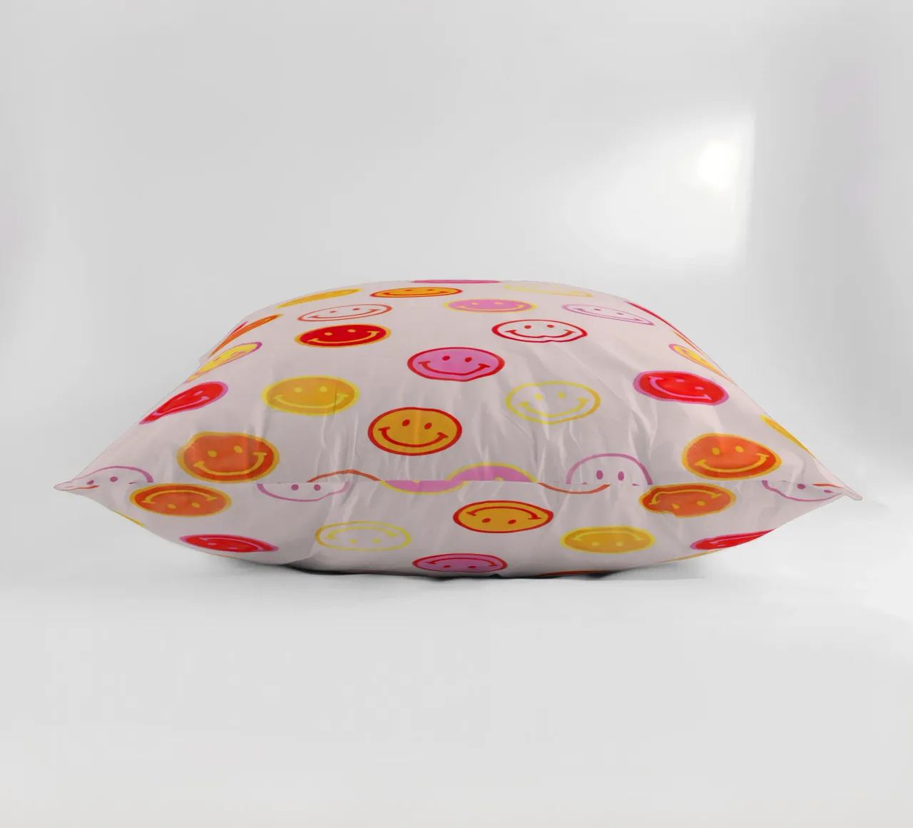 Smiling face colorful pattern in pink cuscino da showmemars