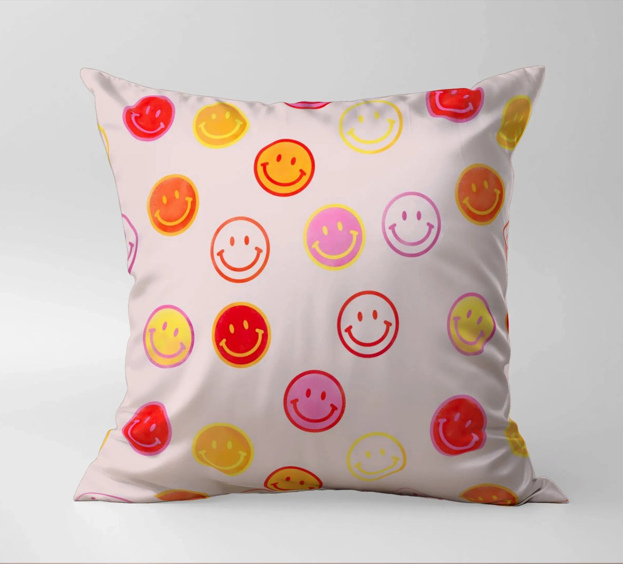 Smiling face colorful pattern in pink cuscino da showmemars