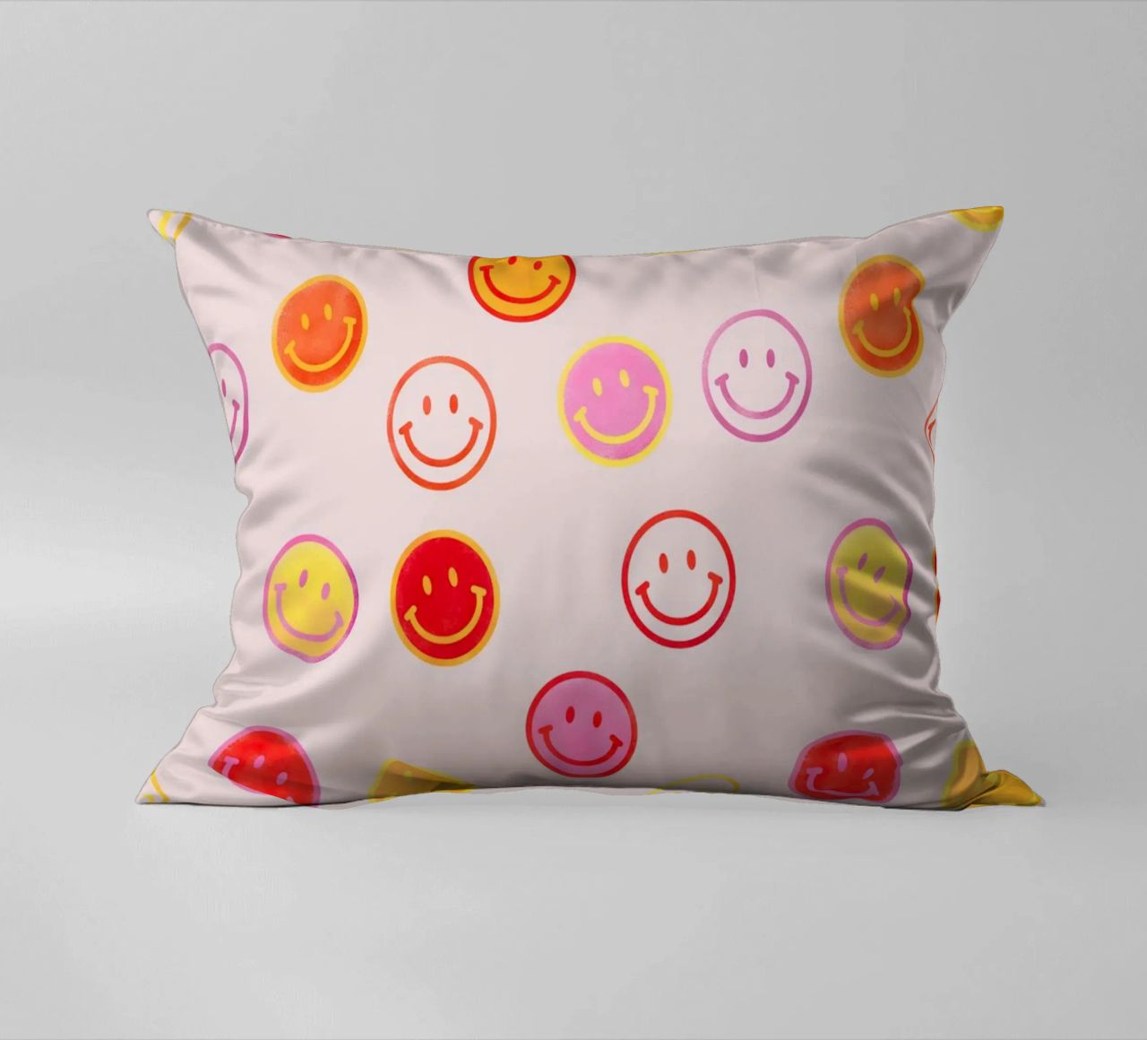 Smiling face colorful pattern in pink cuscino da showmemars
