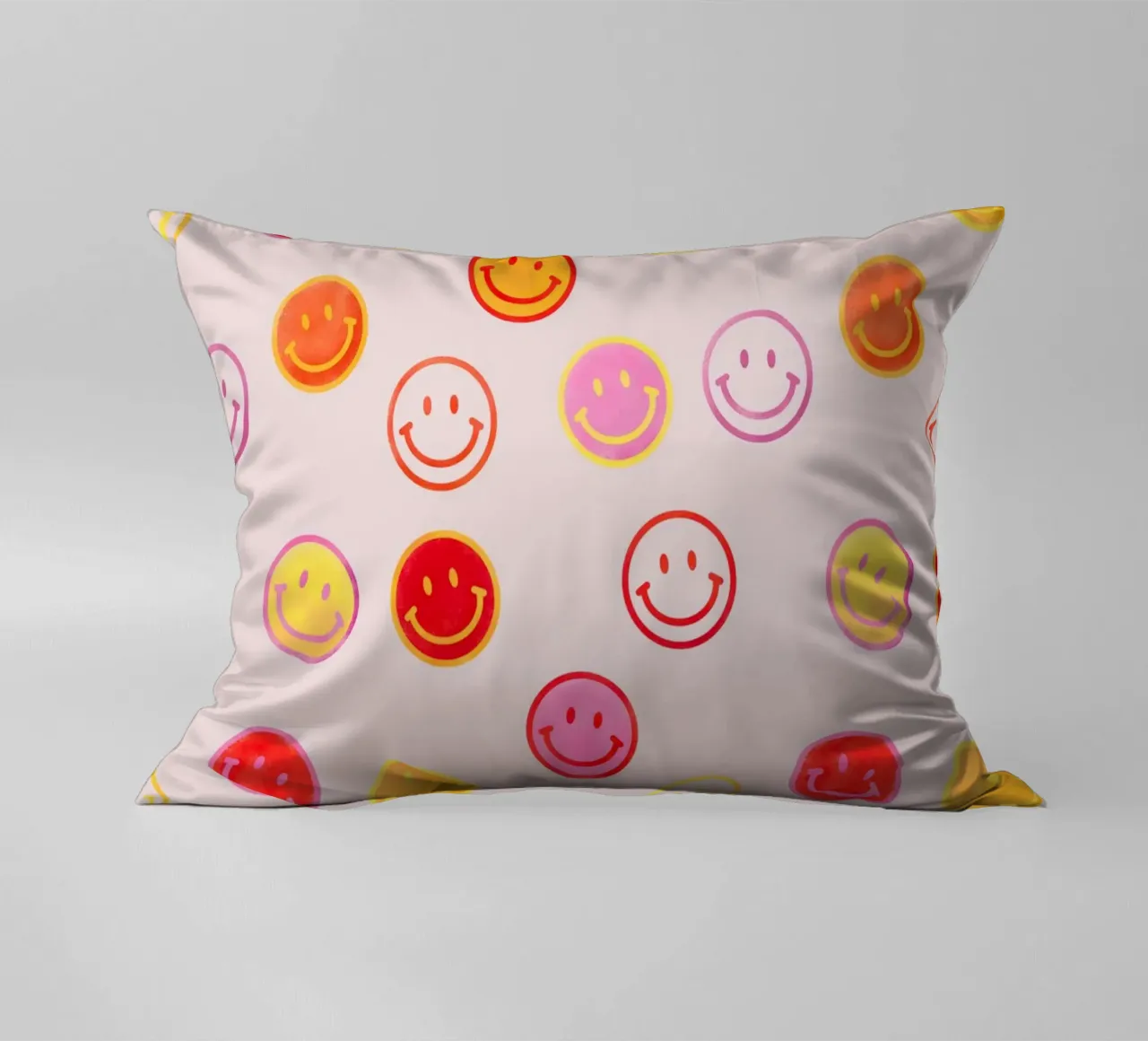 Smiling face colorful pattern in pink cuscino da showmemars