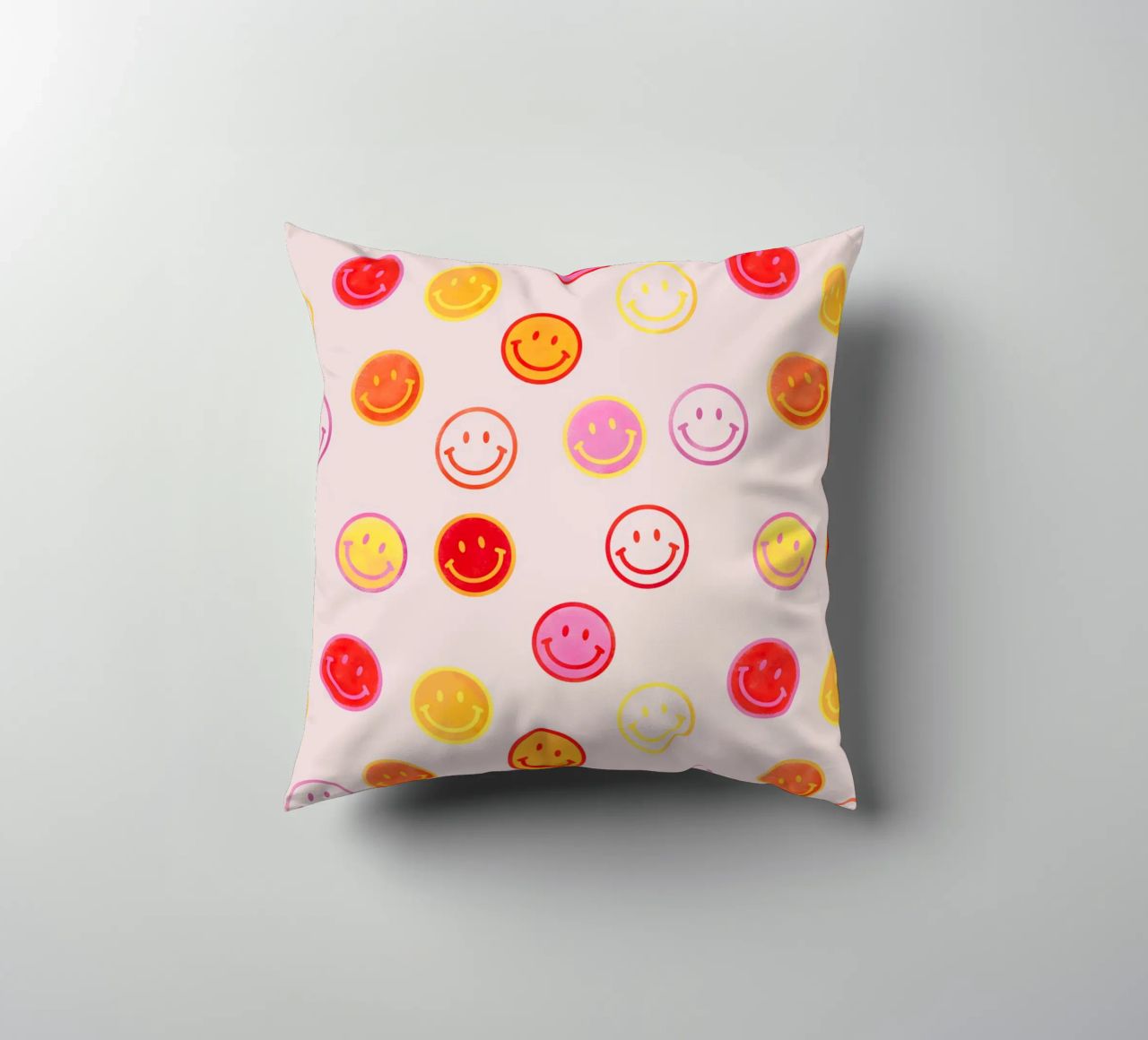Smiling face colorful pattern in pink cuscino da showmemars
