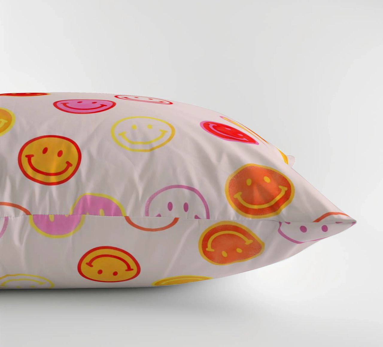 Smiling face colorful pattern in pink cuscino da showmemars