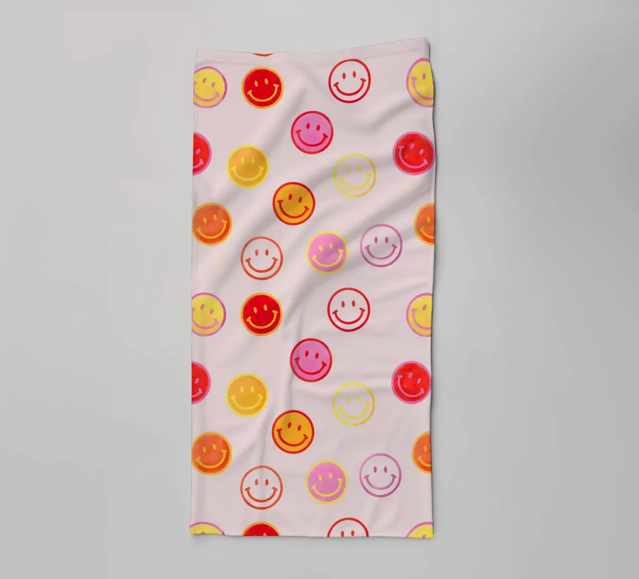 Smiling face colorful pattern in pink serviette de bain de showmemars
