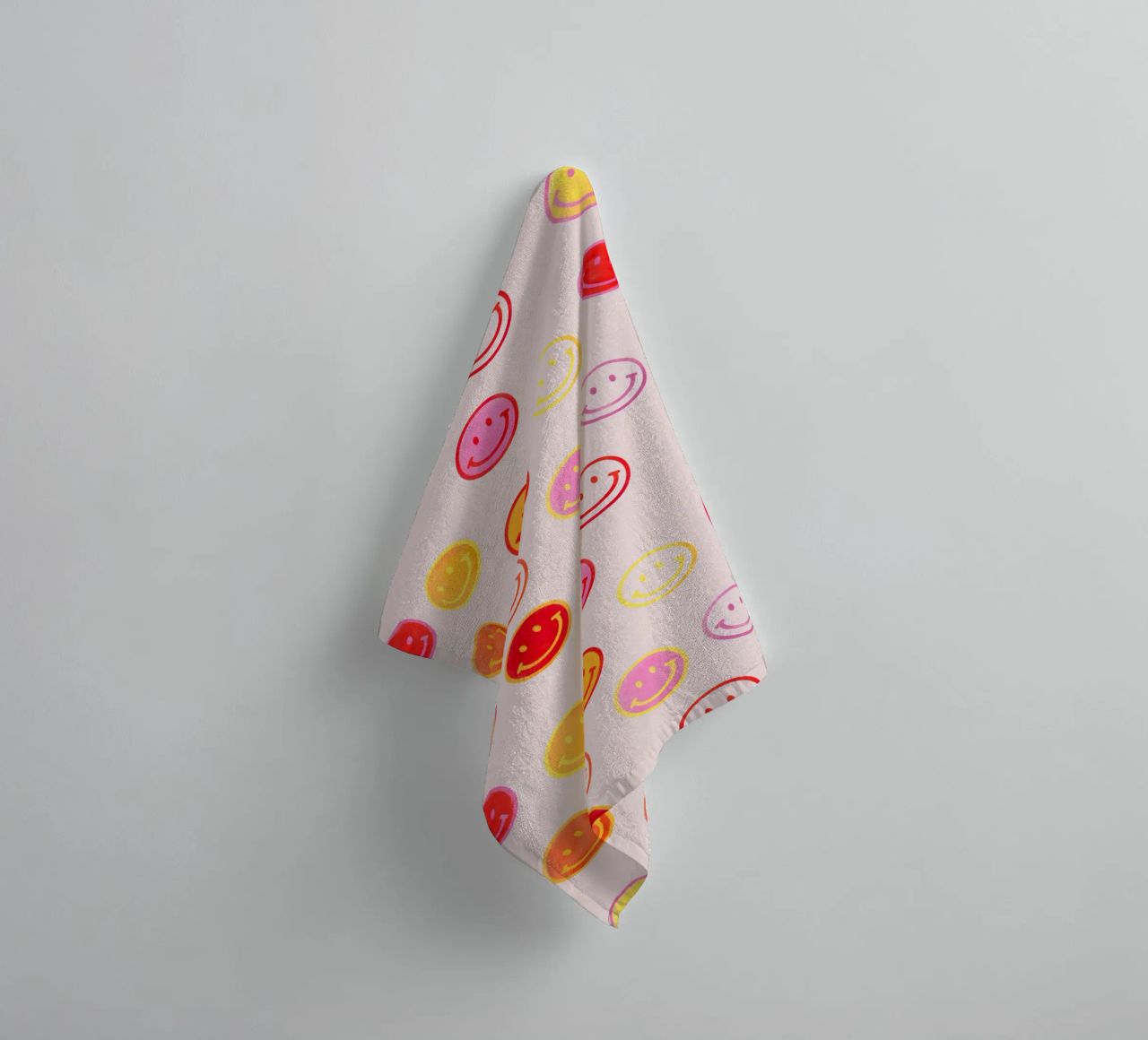 Smiling face colorful pattern in pink asciugamano da bagno da showmemars