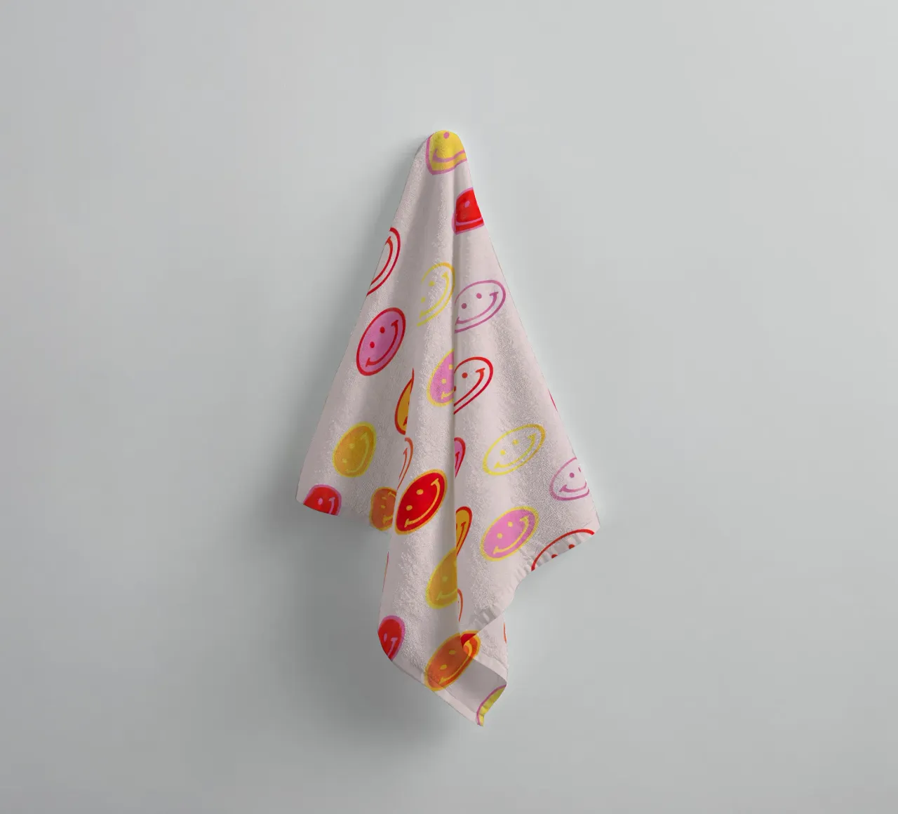 Smiling face colorful pattern in pink serviette de bain de showmemars