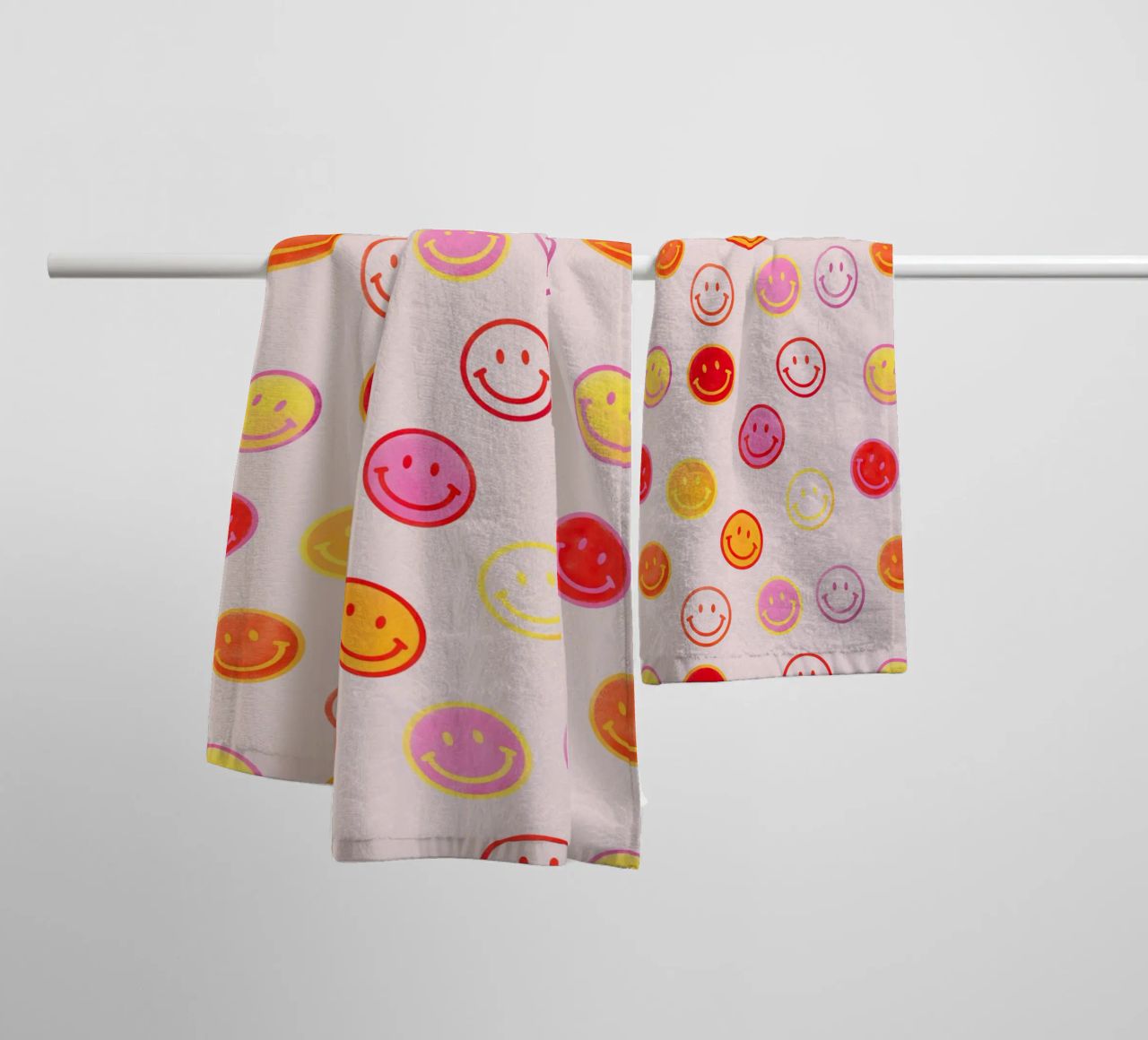 Smiling face colorful pattern in pink asciugamano da bagno da showmemars