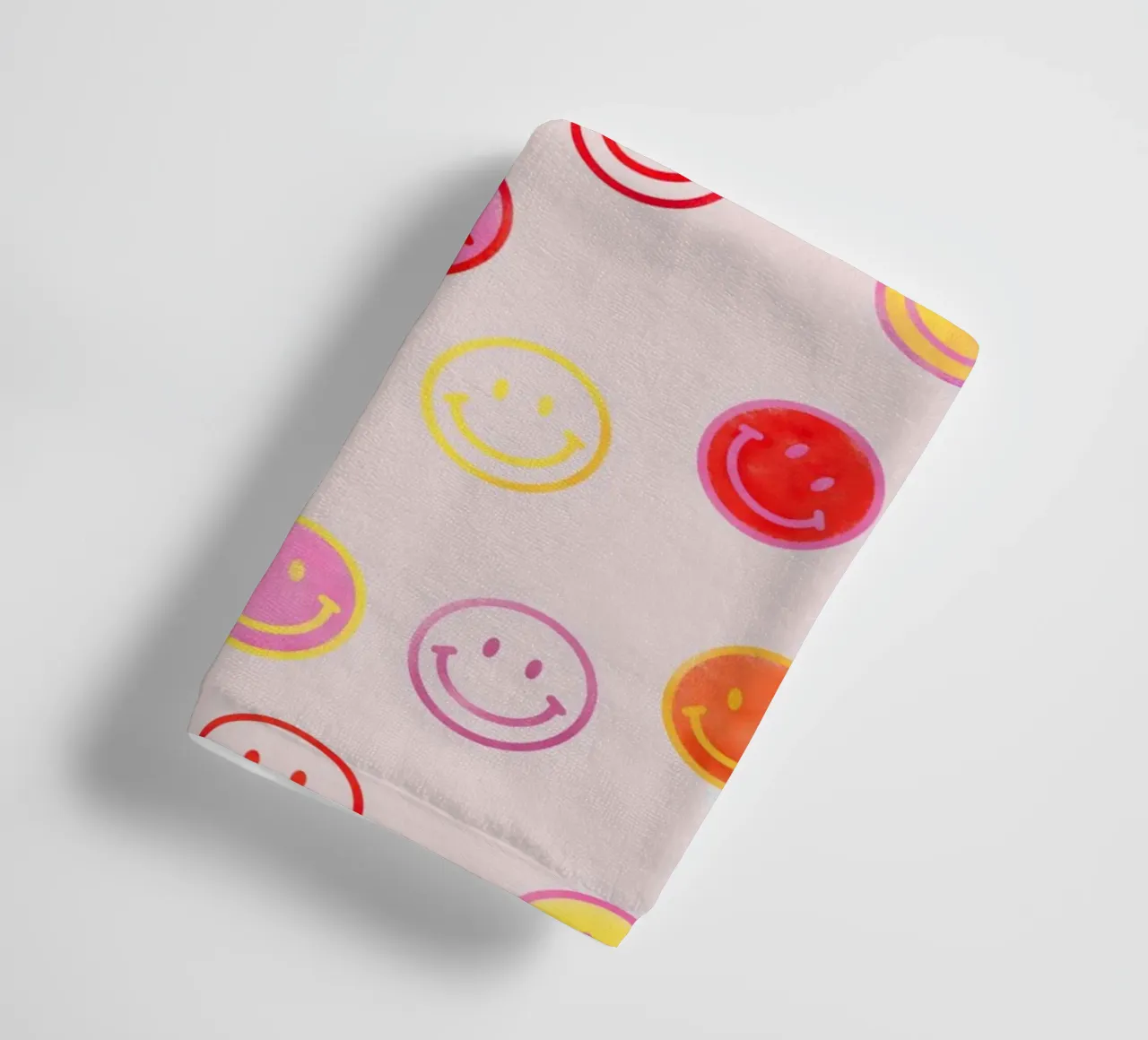 Smiling face colorful pattern in pink serviette de bain de showmemars