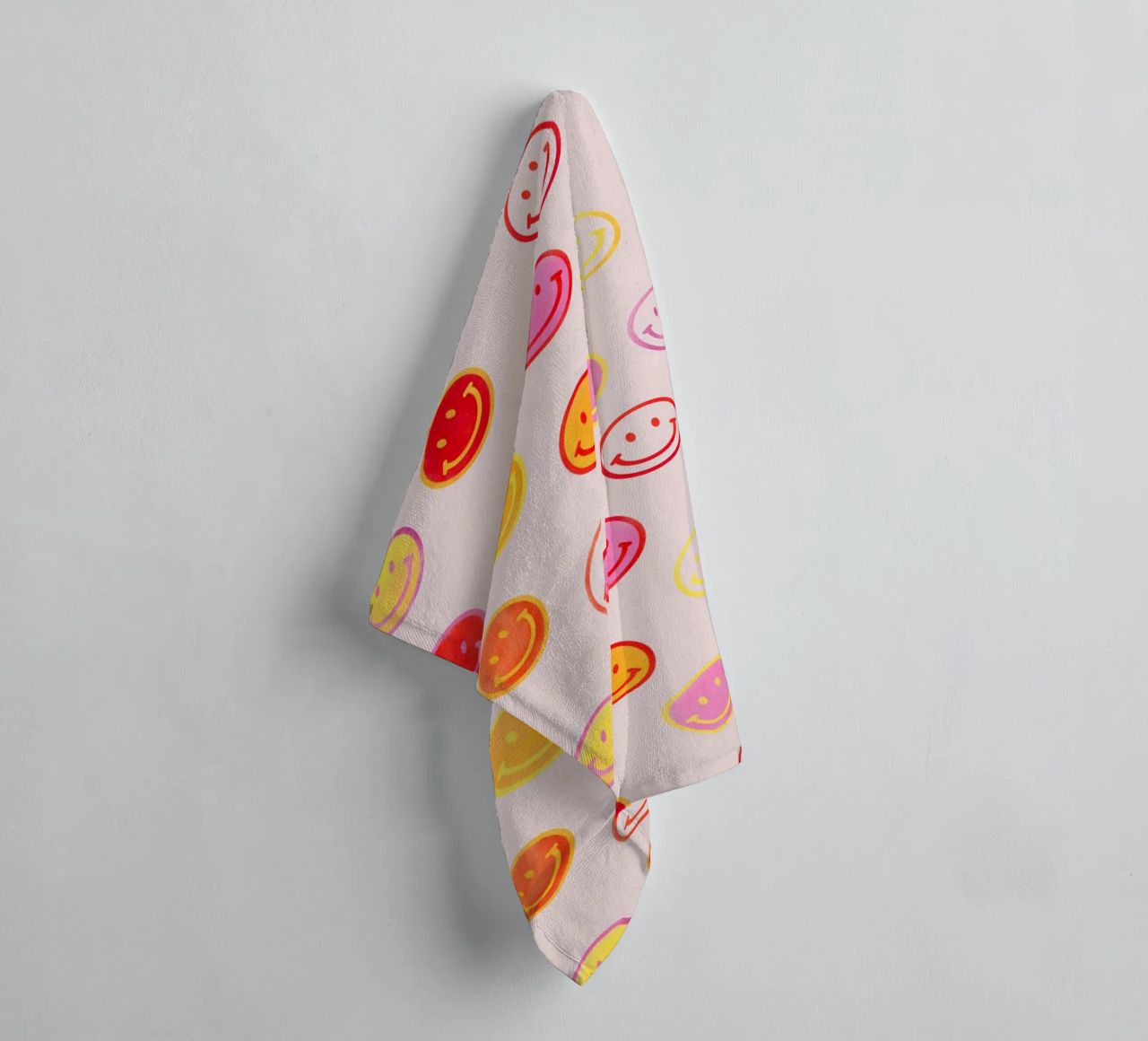 Smiling face colorful pattern in pink asciugamano da bagno da showmemars