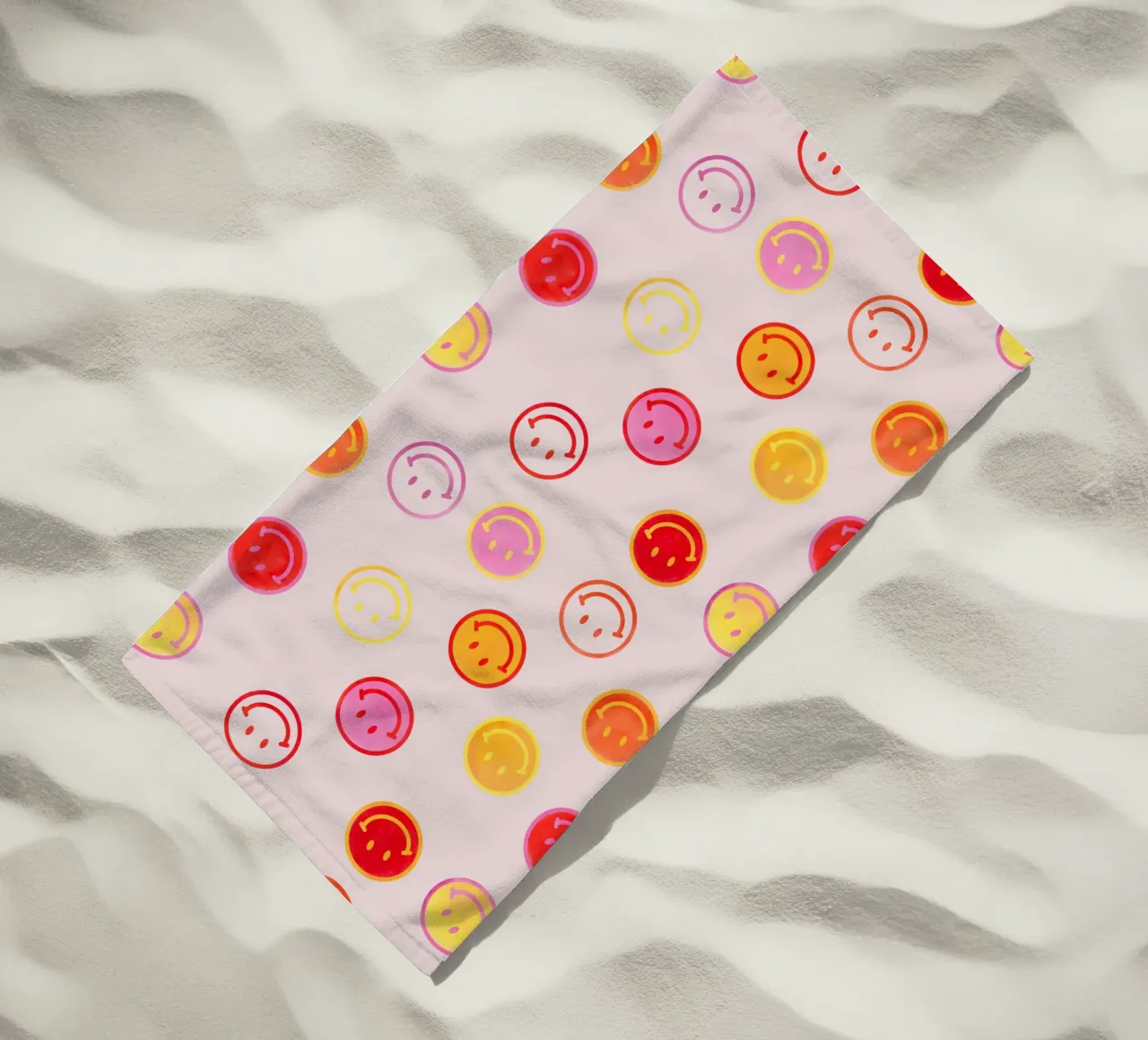 Smiling face colorful pattern in pink strandhanddoek van showmemars