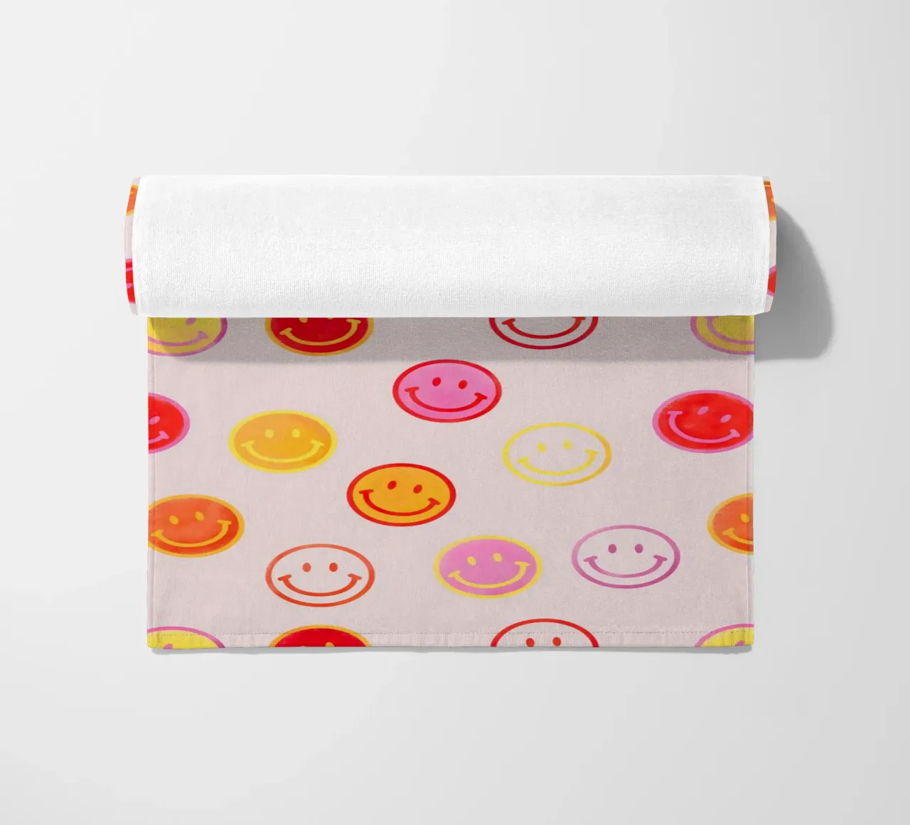 Smiling face colorful pattern in pink strandhanddoek van showmemars