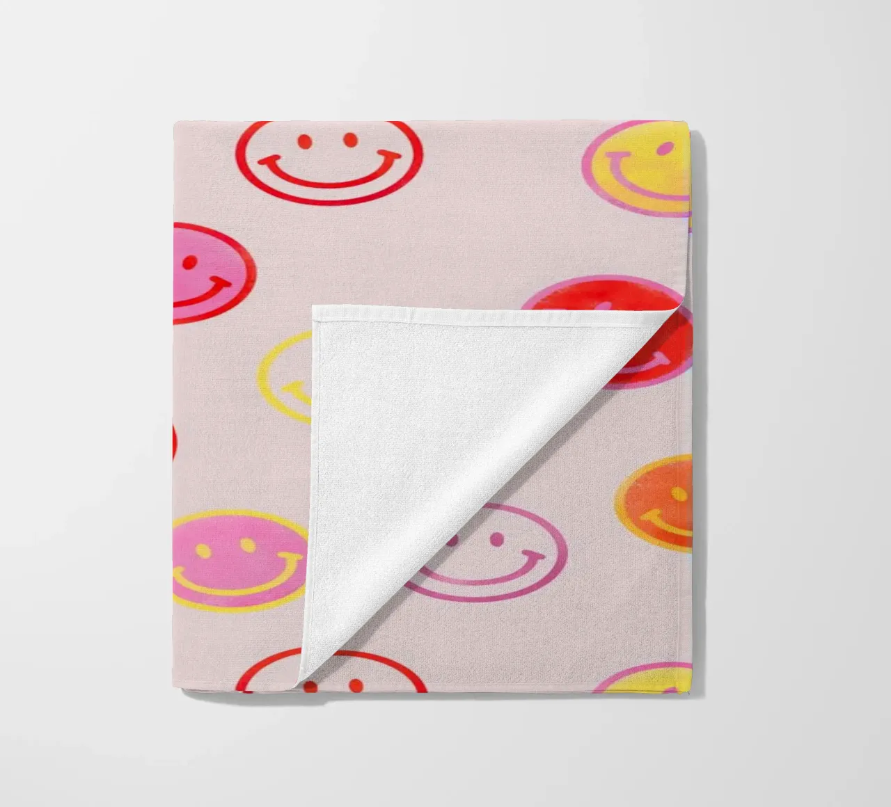 Smiling face colorful pattern in pink strandhanddoek van showmemars