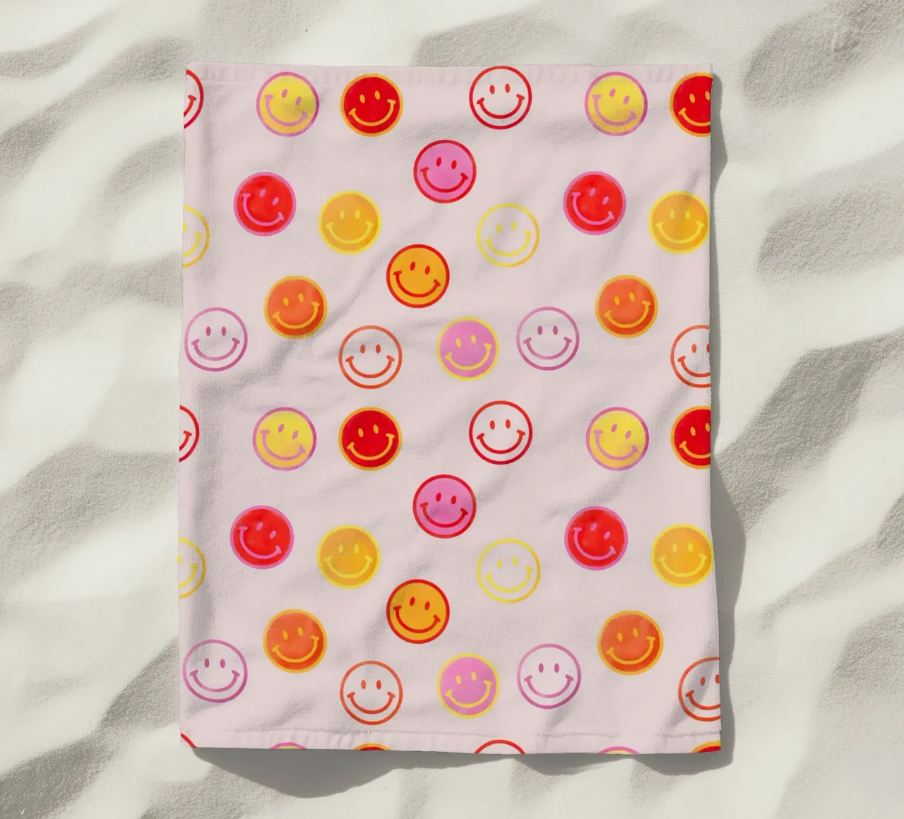 Smiling face colorful pattern in pink strandhanddoek van showmemars