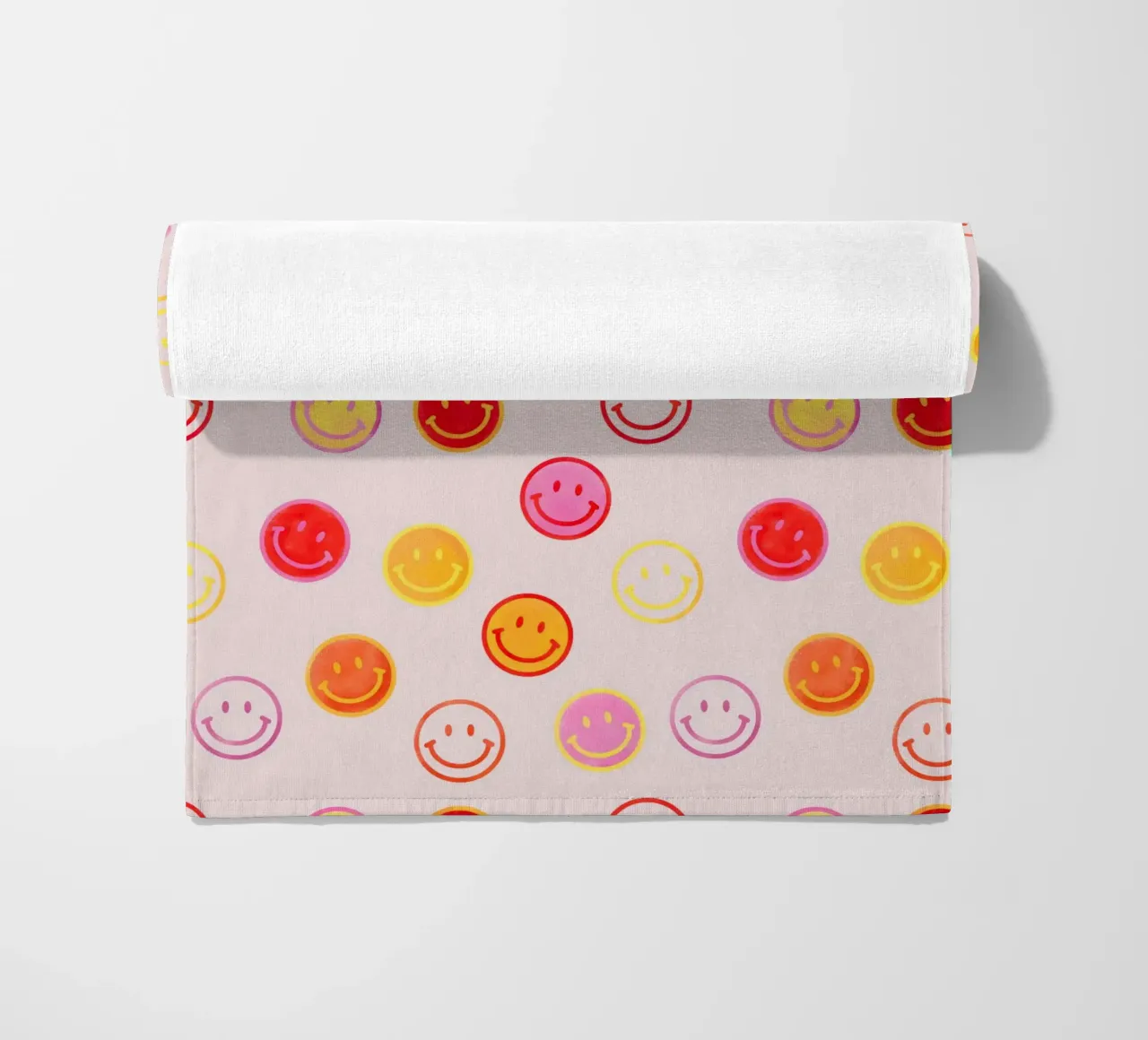 Smiling face colorful pattern in pink strandhanddoek van showmemars