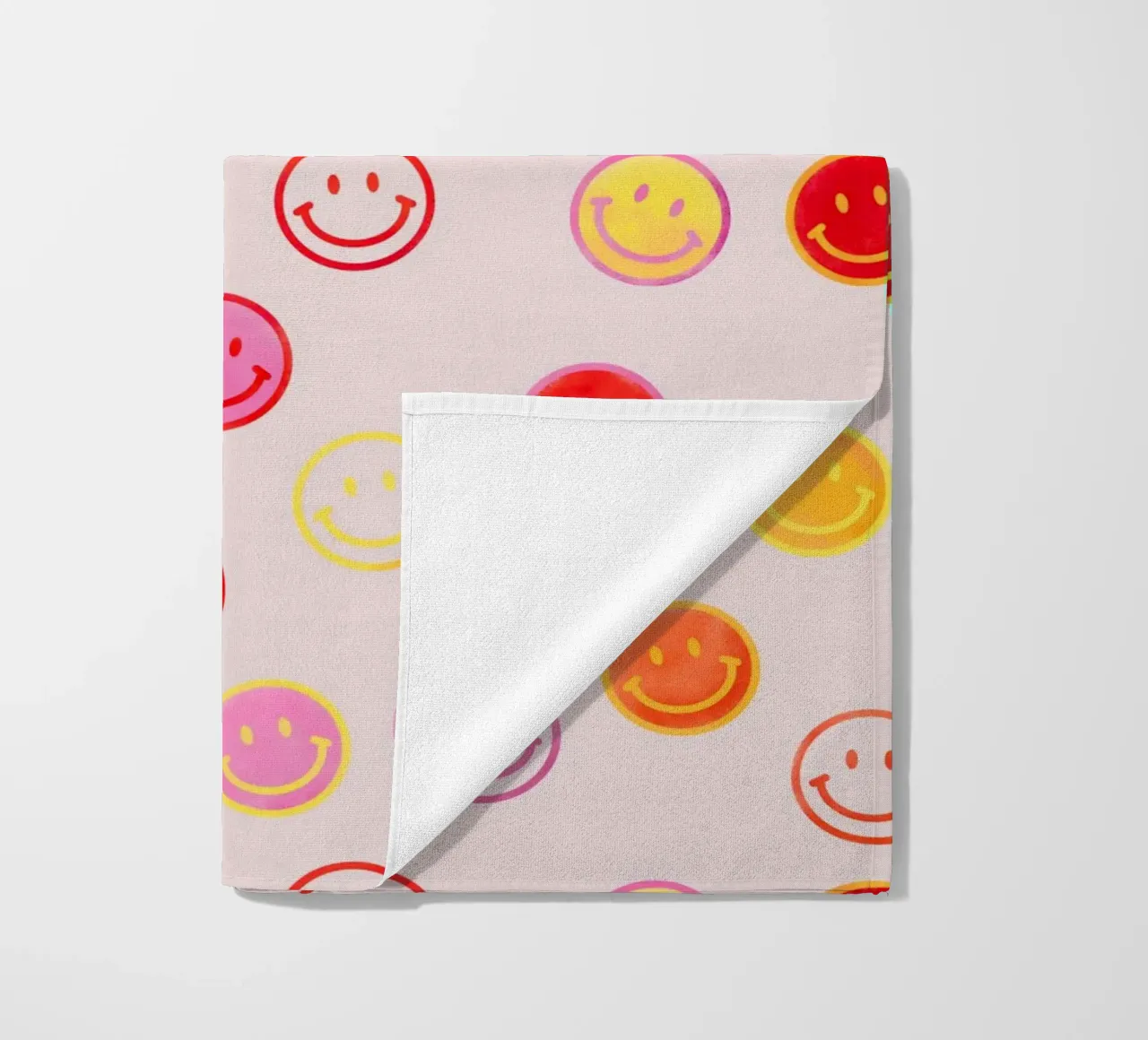 Smiling face colorful pattern in pink strandhanddoek van showmemars