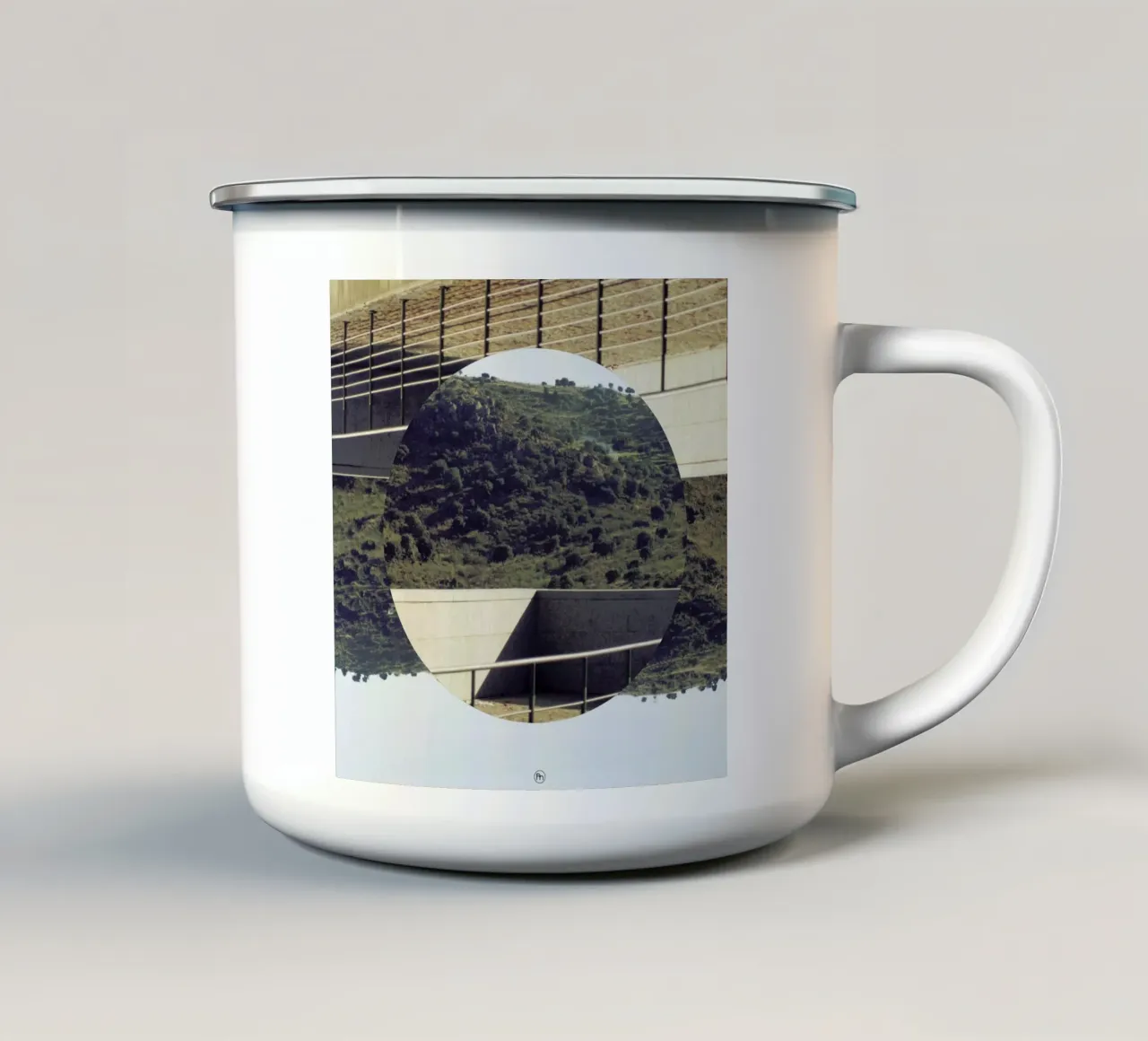 Platforma Emaille Tasse von Nicolas Messaritis