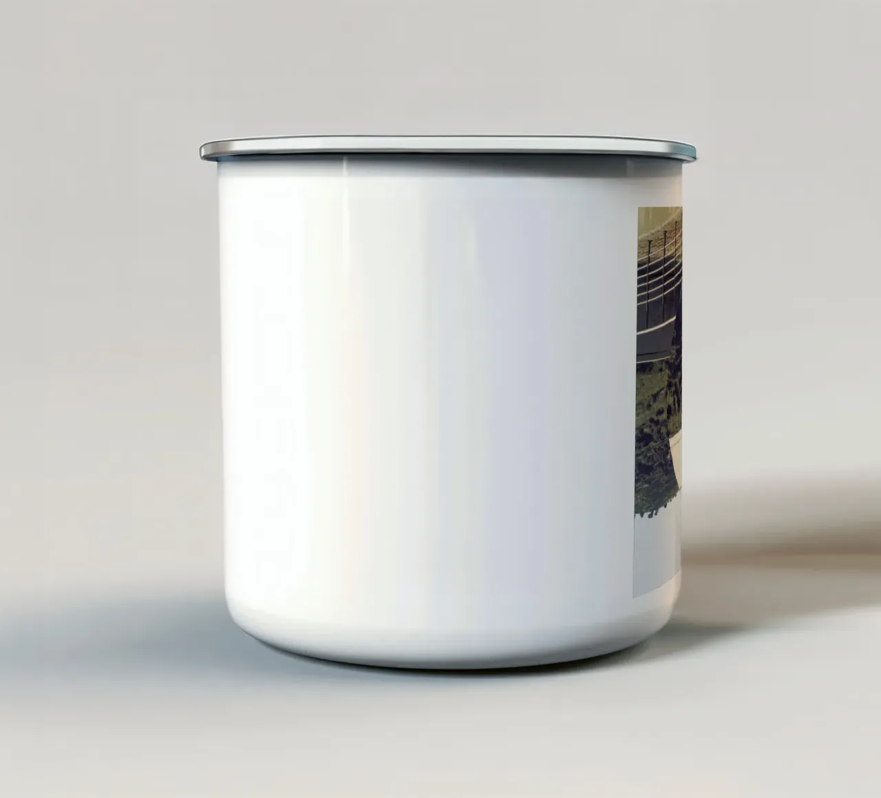 Platforma Emaille Tasse von Nicolas Messaritis