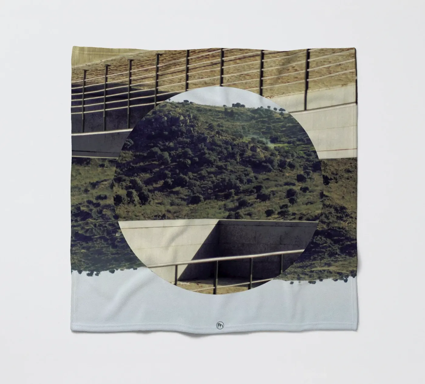 Platforma Fleecedecke von Nicolas Messaritis