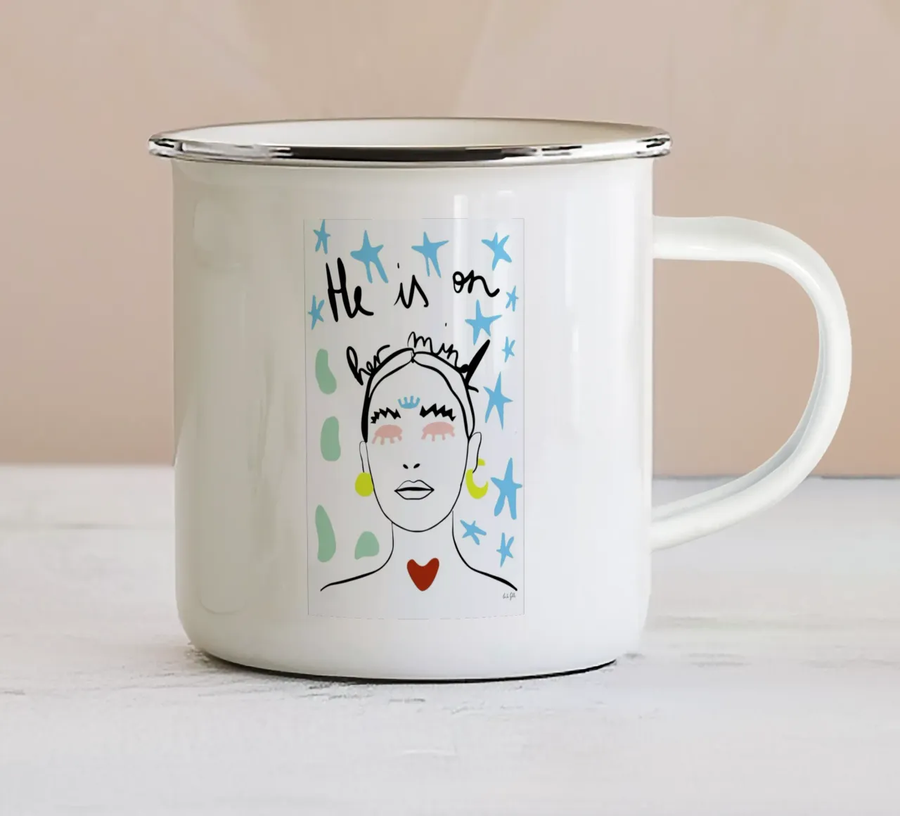 He on Her Mind tazza in smalto da Linda Gobeta